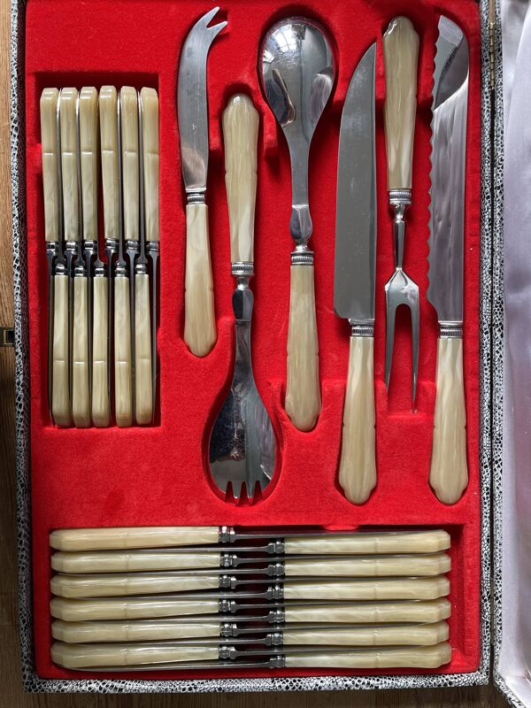 Ménagère de 29 pièces « la trompette » en inox et corne