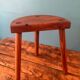 Tabouret tripode en pin