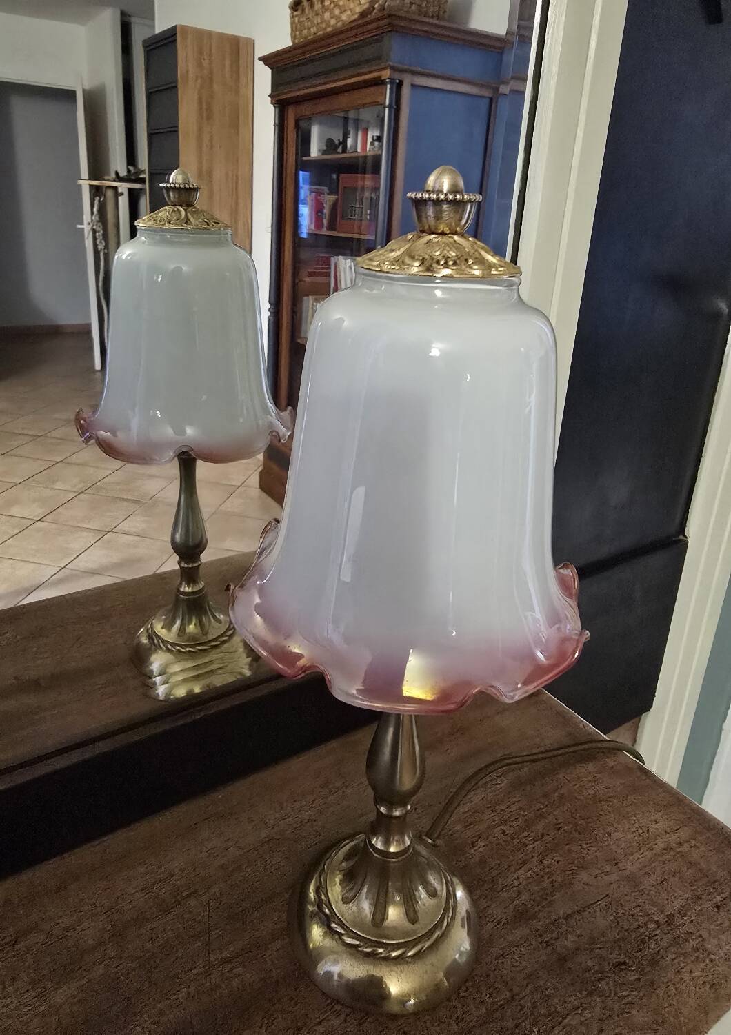 Small tulip-shaped table lamp in frosted glass, mushroom style.