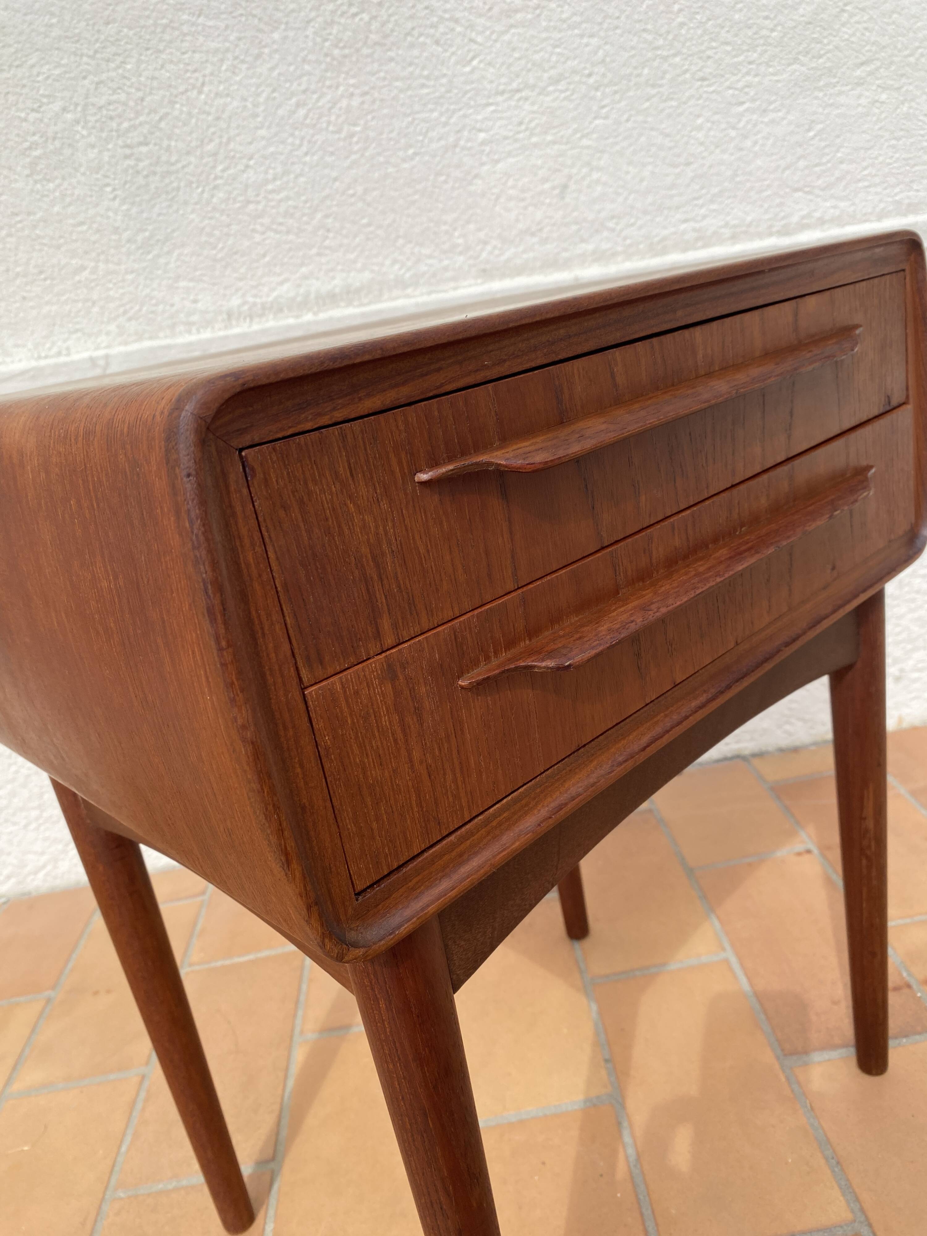Vintage Scandinavian design bedside table in teak by the Danish Andersen.