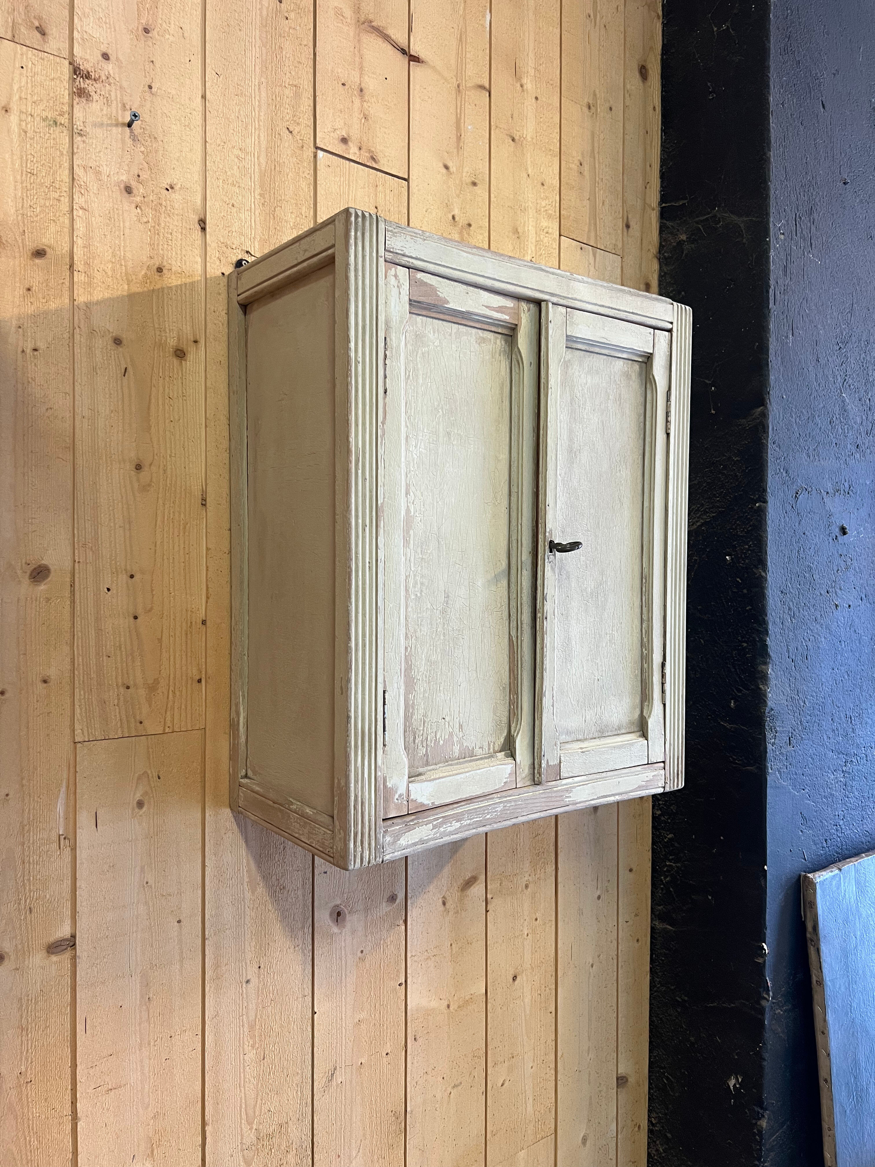 Armoire à pharmacie parisien