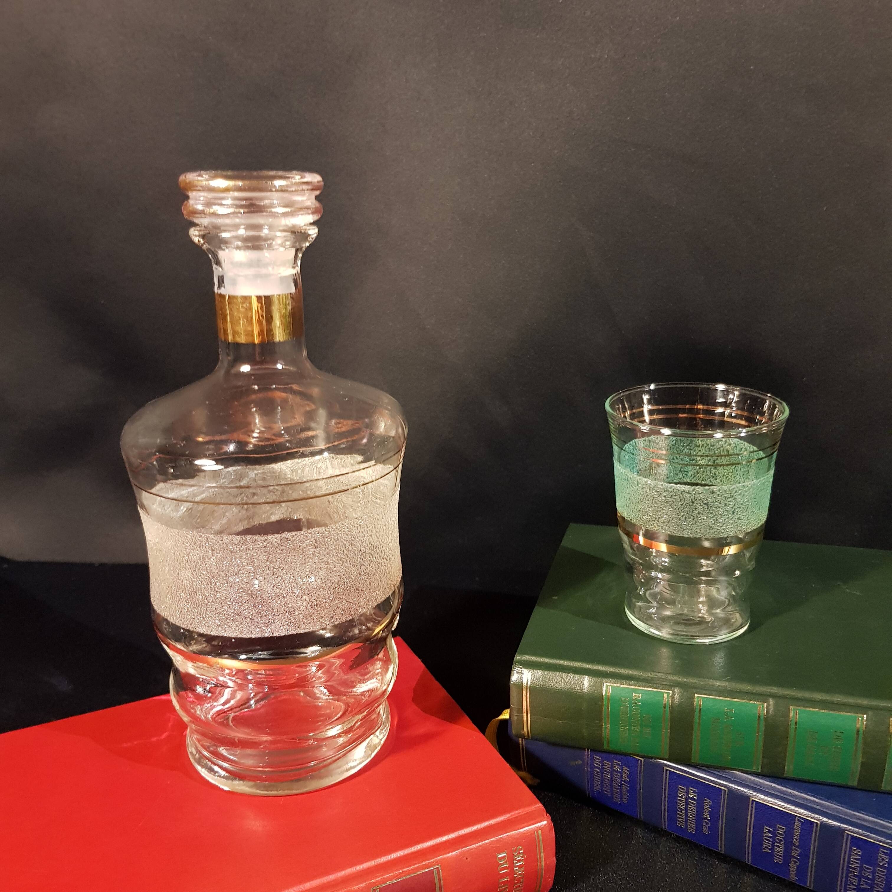 Carafe and glass in granite glass and gold edging