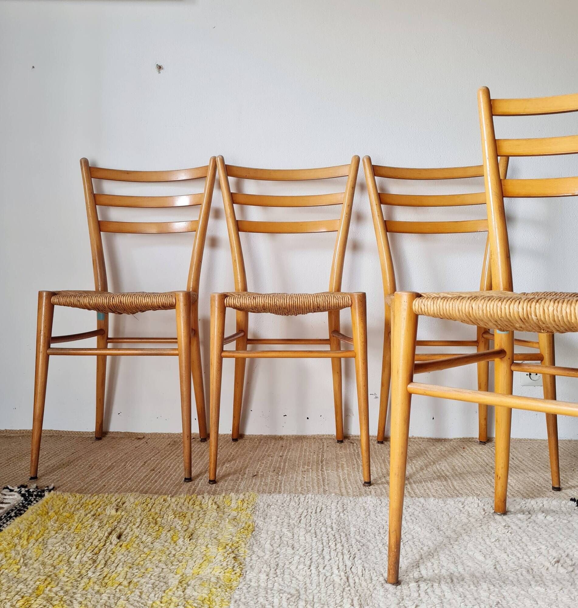 Set of 4 vintage Italian chairs in wood and straw.