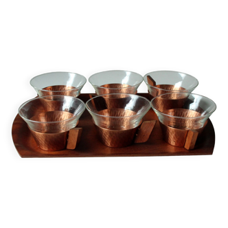 6 tasses à thé en verre dans un support en cuivre avec poignée en bois - le tout sur un plateau en bois, vintage