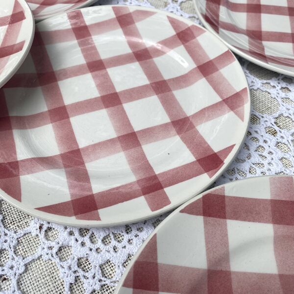 Assiettes Moulin des Loups, décor ''Torchon'' quadrillage rose, années 50-60