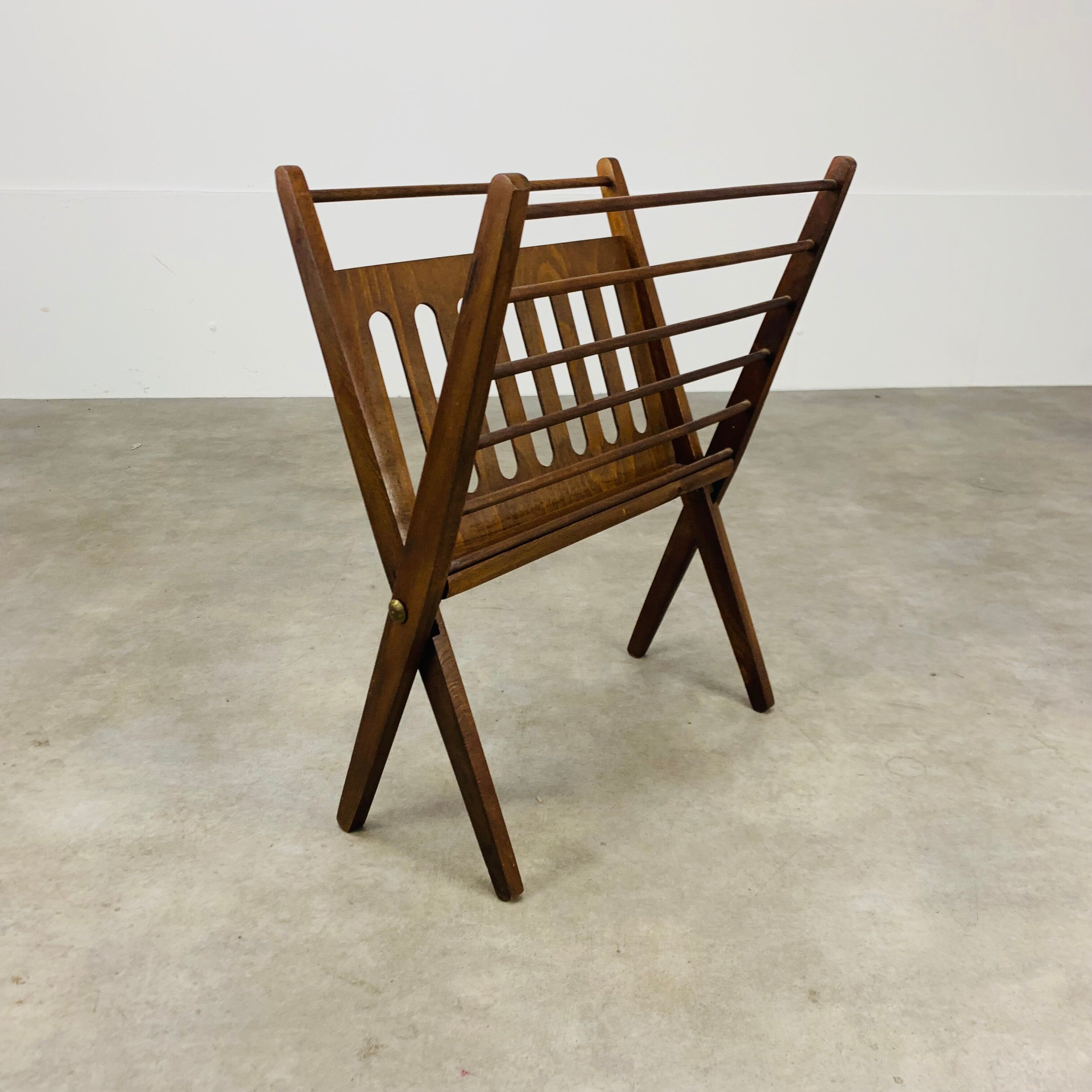 Porte revue scandinave pliant bois années 60