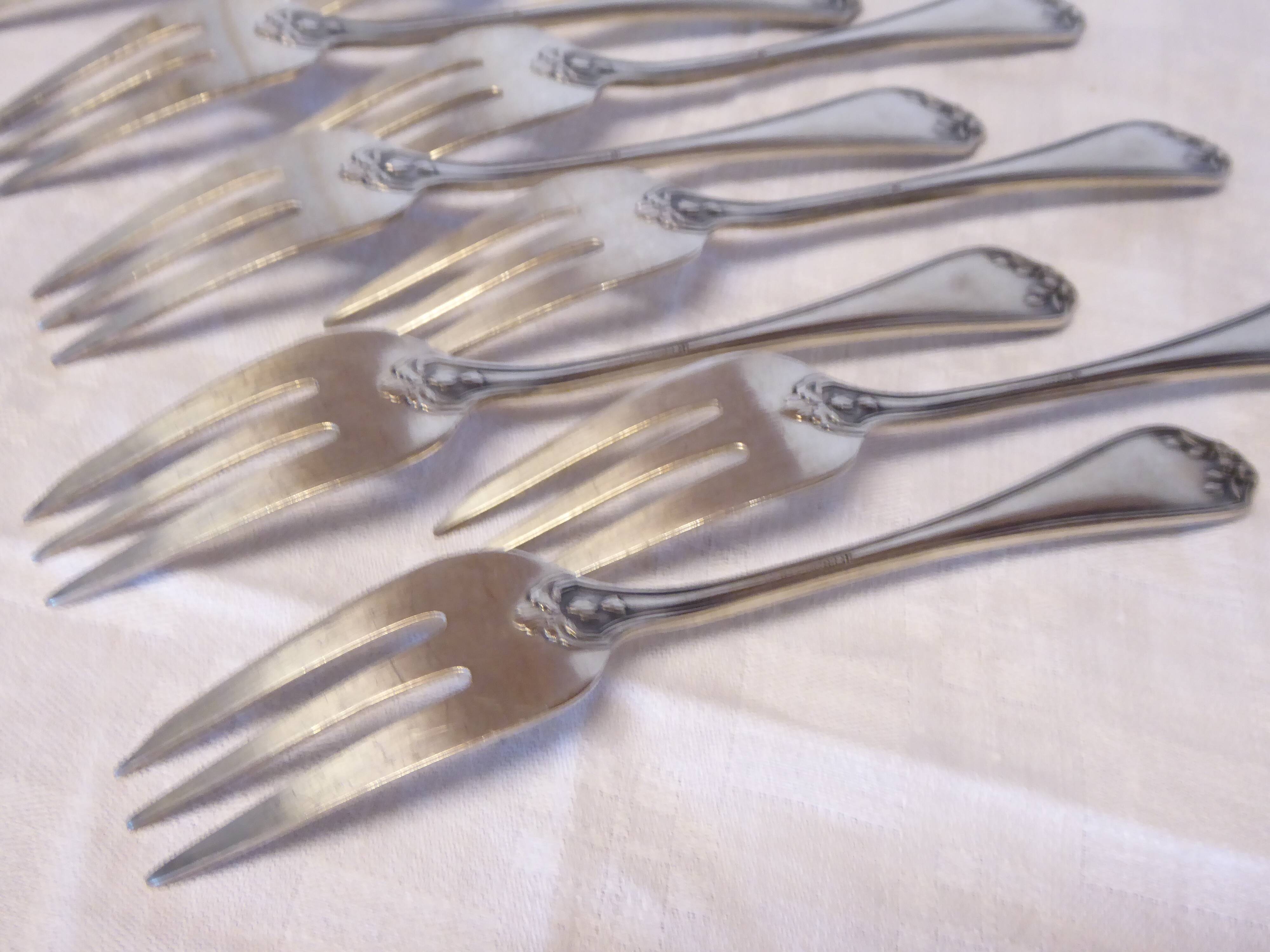 12 fourchettes à dessert en métal argenté