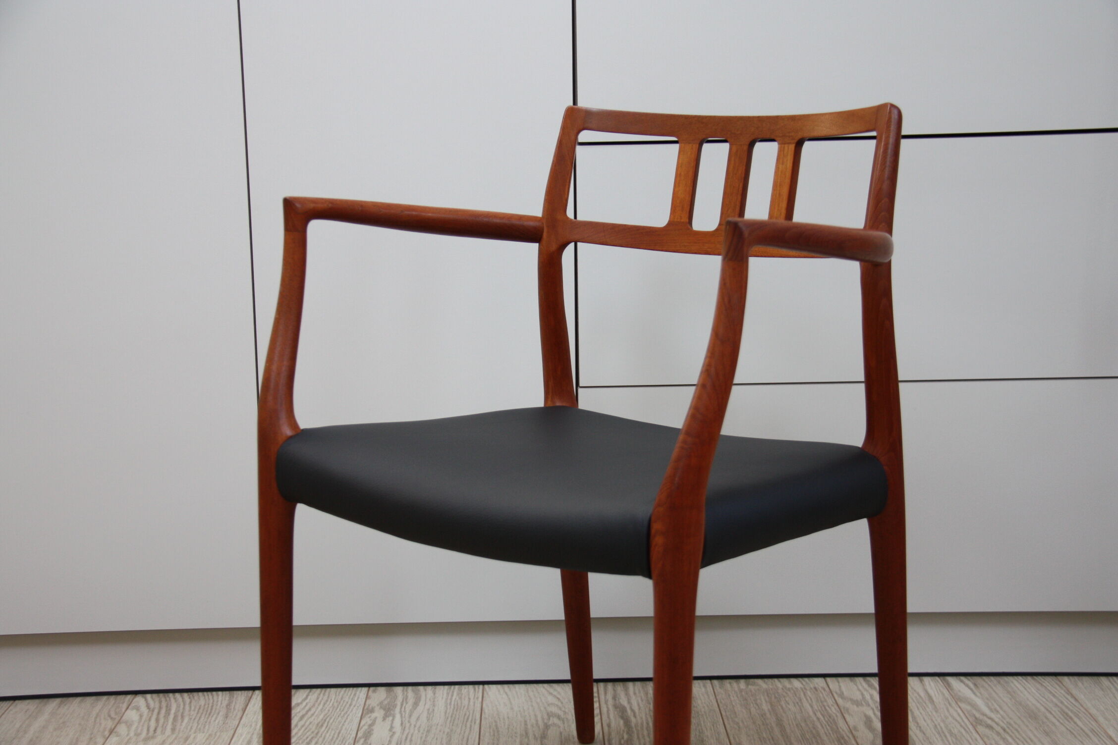 Vintage armchair in teak and black leather - Model 64 - Möller - Denmark '60's