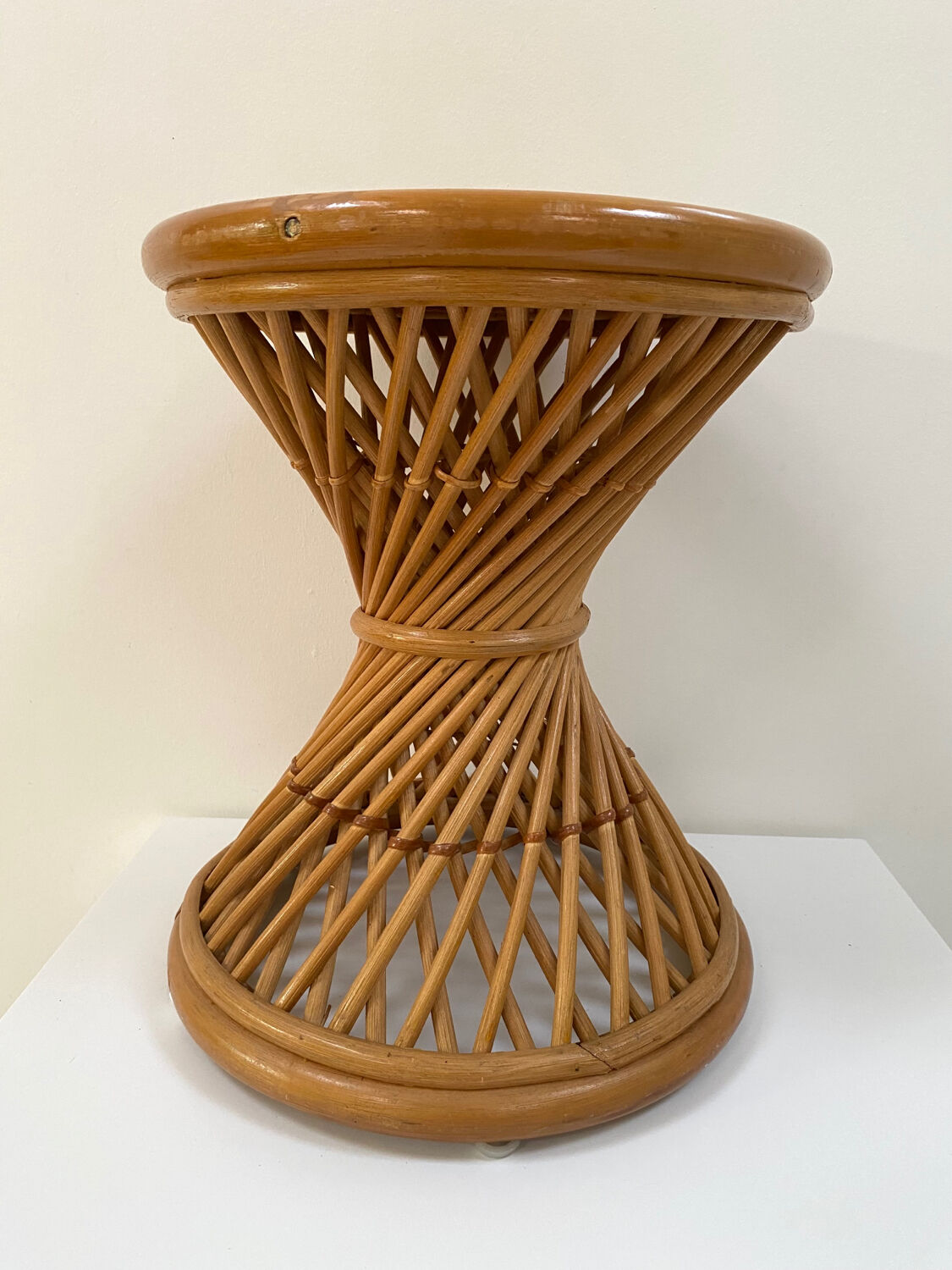 Rattan harness diabolo stool