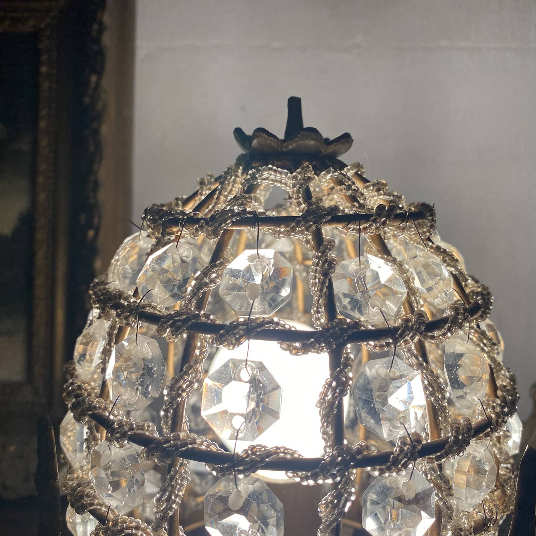 Table lamp in brass, beads and glass pendants