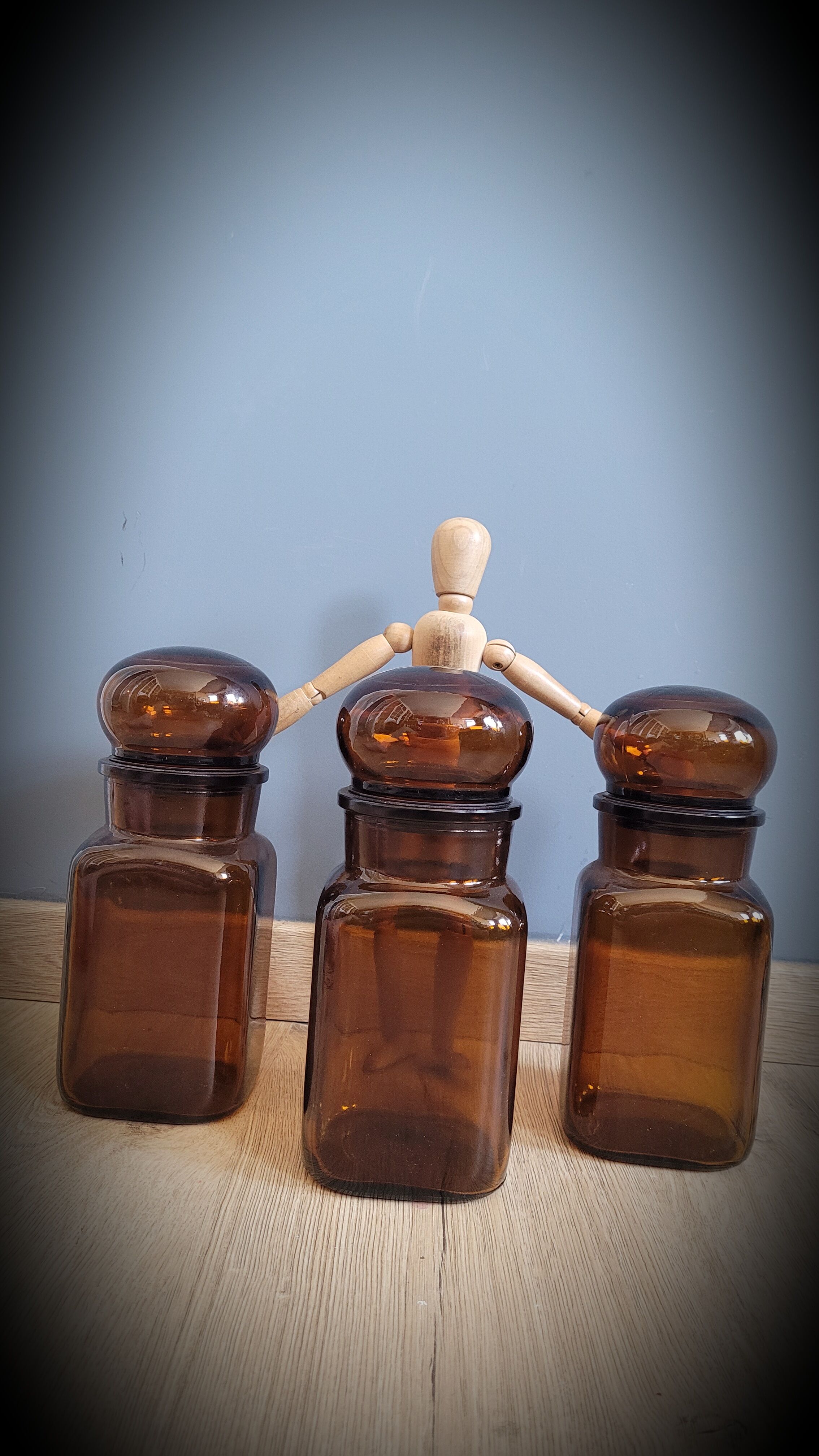 Trio bottles brown round cap