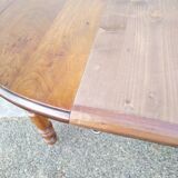 Extendable oval table