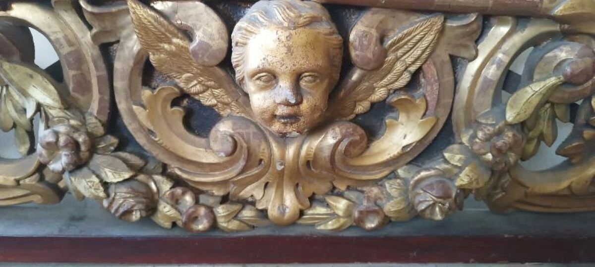 Fronton ancien en bois doré et sculpté du XIXe siècle