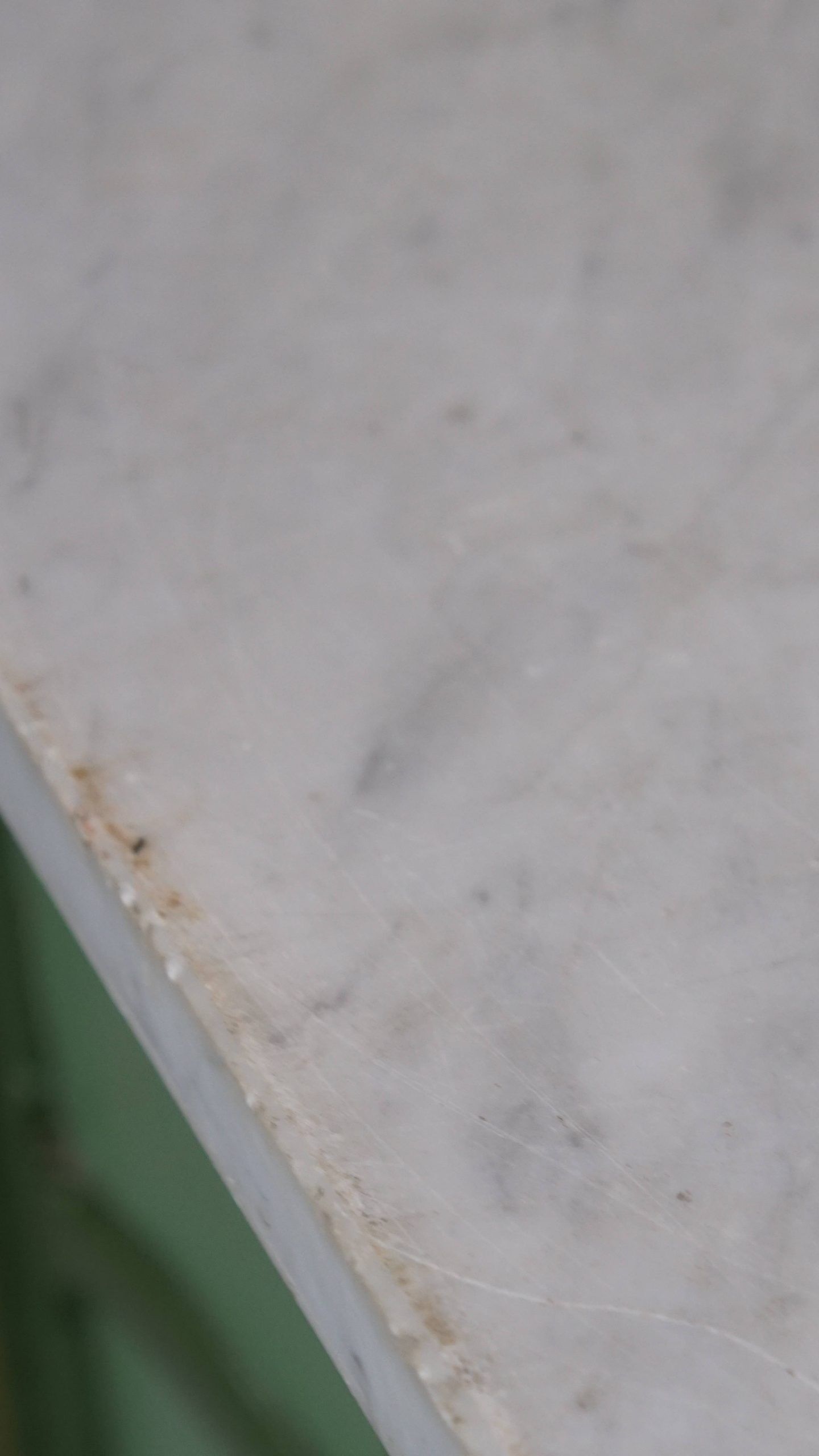 Buffet/comptoir/table d'appoint ancien unique, de couleur verte, datant de la fin du XIXe/début du XXe siècle, avec un plateau en marbre.