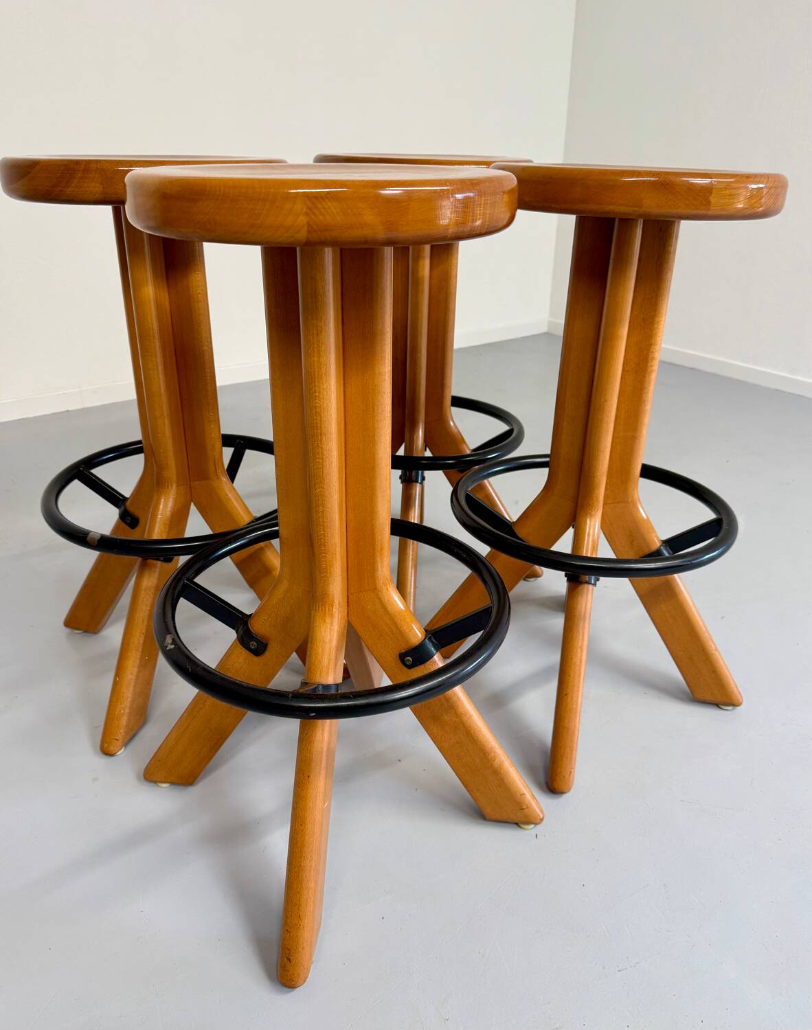 Set of 4 solid elm wood bar stools, vintage 70s design
