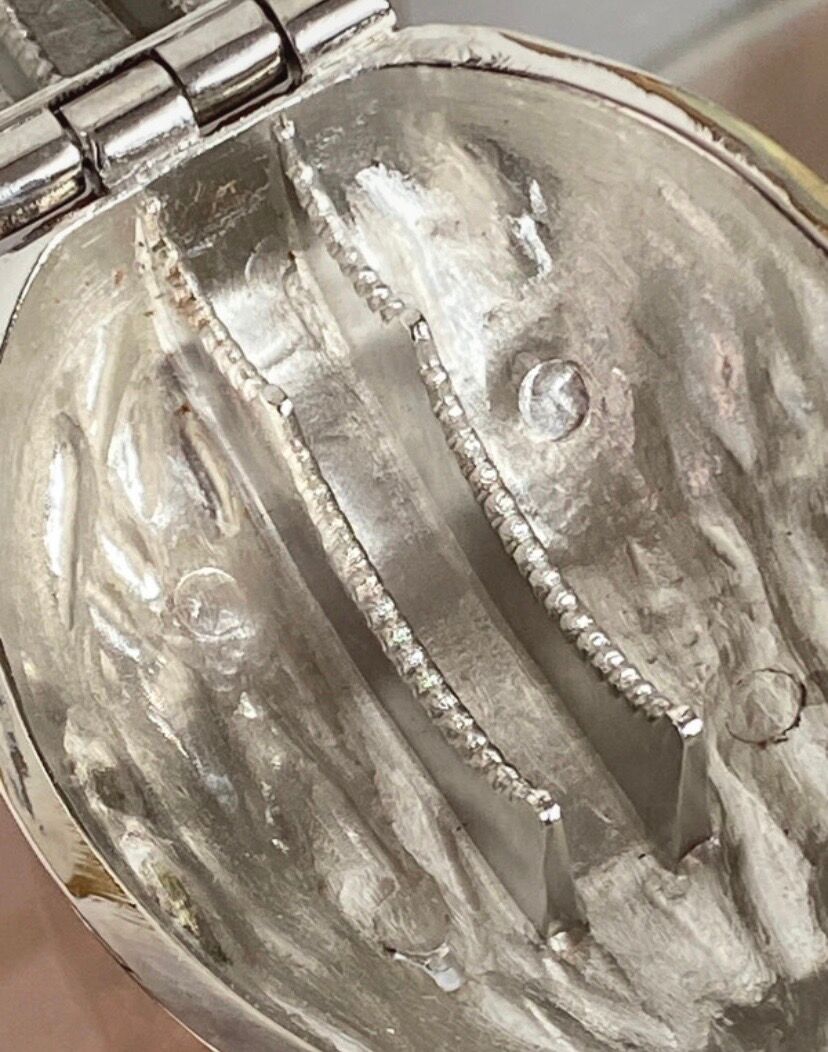 Nutcracker in the shape of a nut in silver-plated metal.