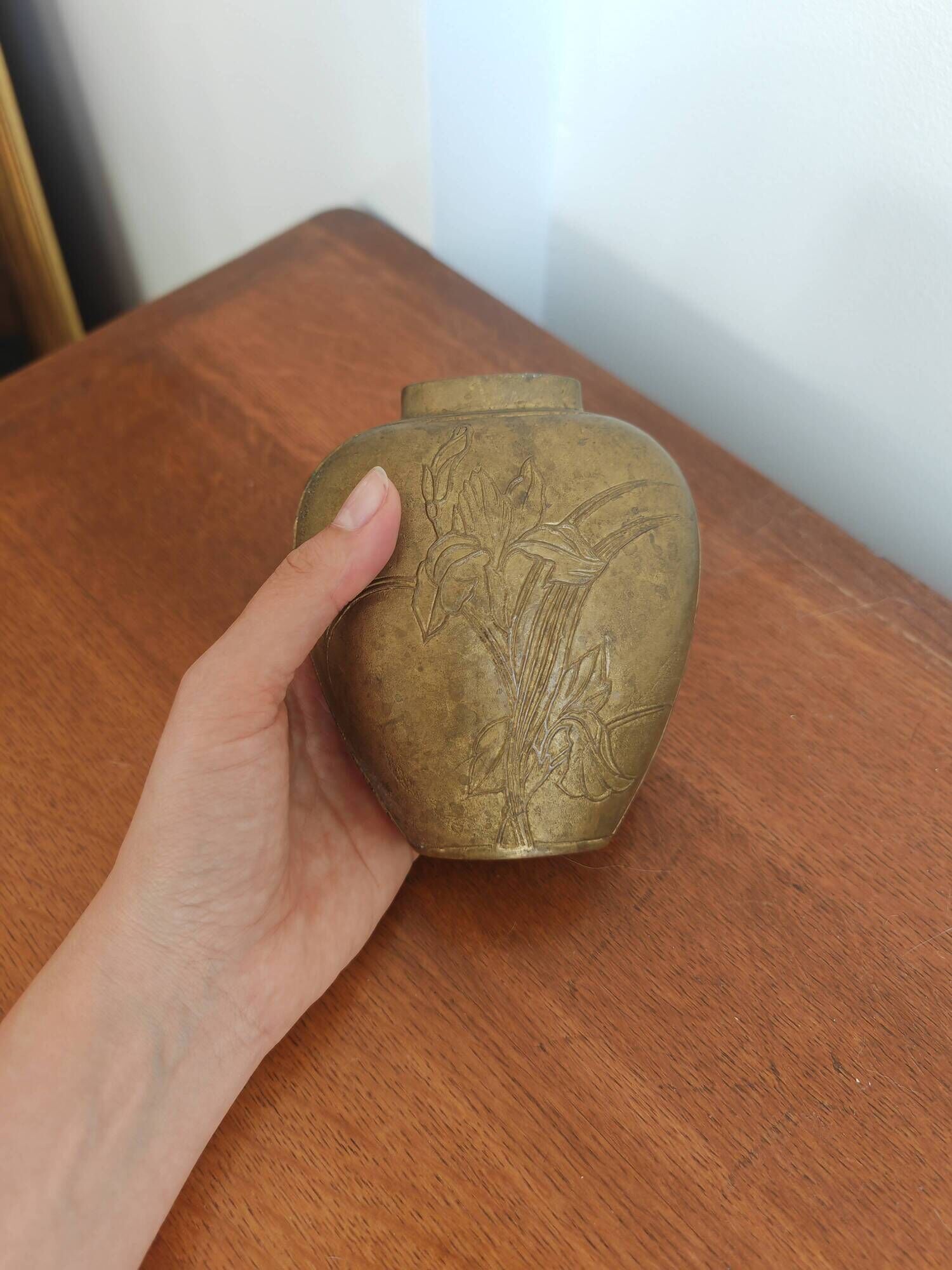 Antique vase in brass/bronze - Iris decoration - Art Nouveau style