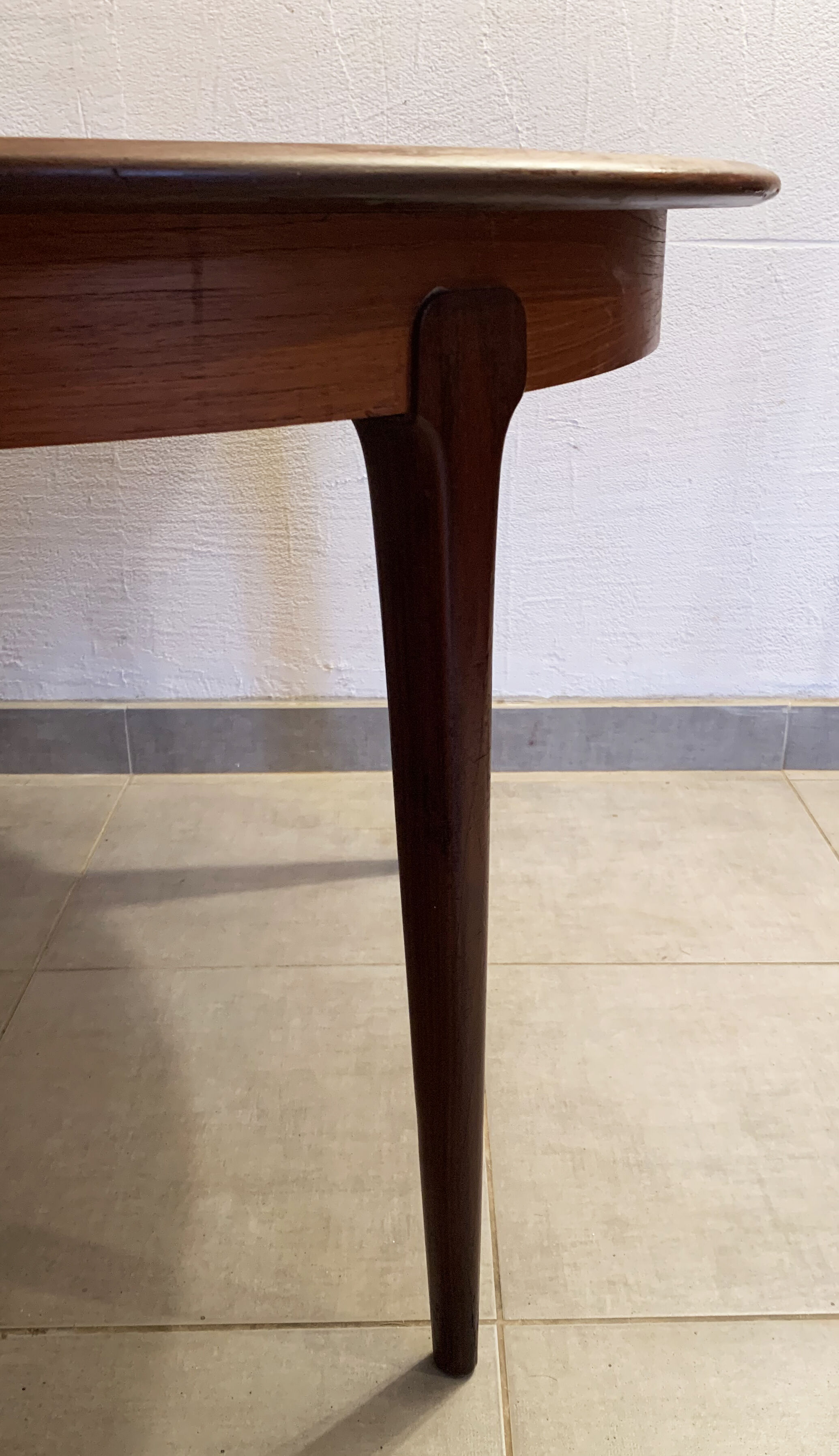 Round dining table with Scandinavian and Danish design in extendable teak from the 60s