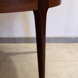 Round dining table with Scandinavian and Danish design in extendable teak from the 60s