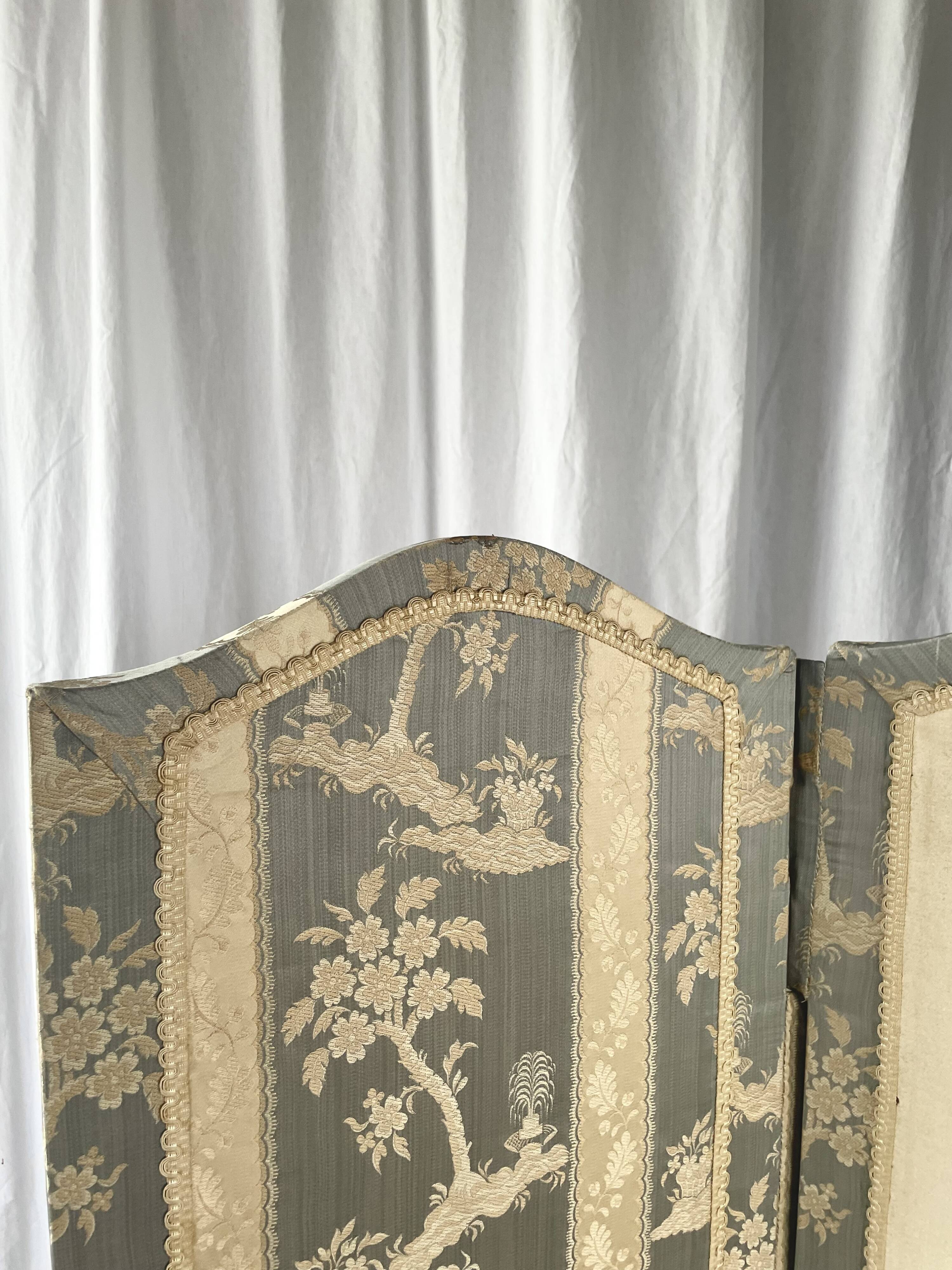 Antique Chinoiserie-style screen from the early 20th century in damask silk.