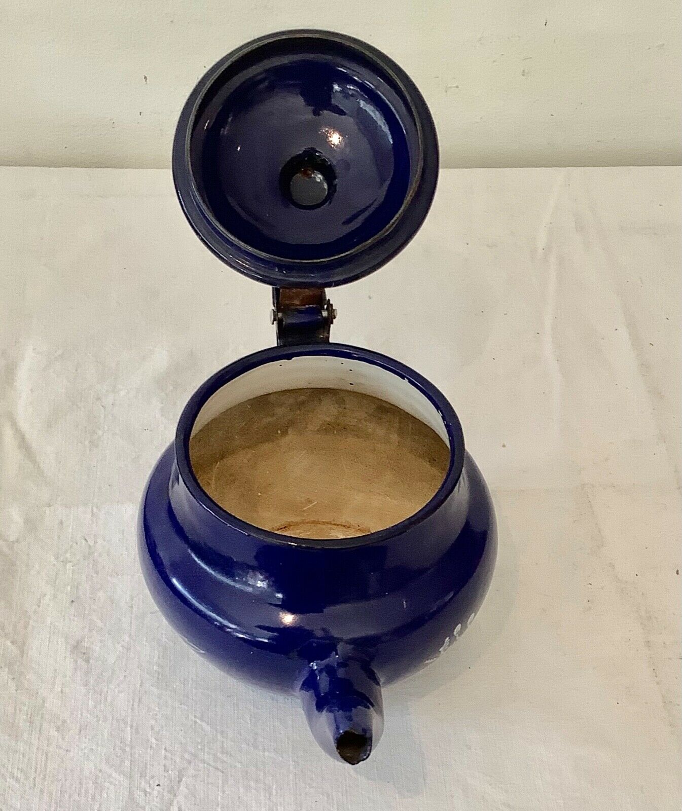 Vintage teapot 1950 in enamelled sheet metal