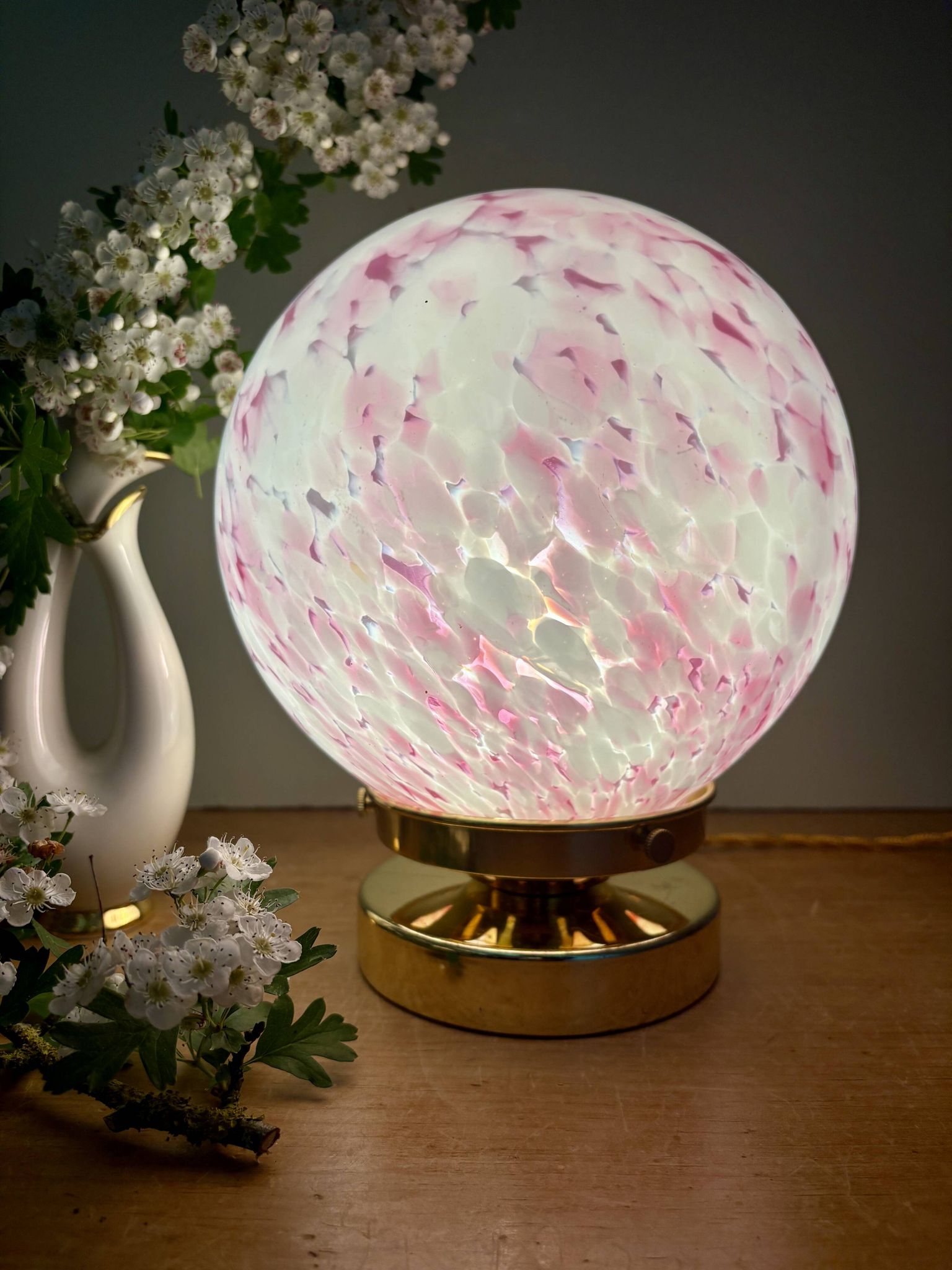 Lampe à poser globe vintage en verre rose et blanc