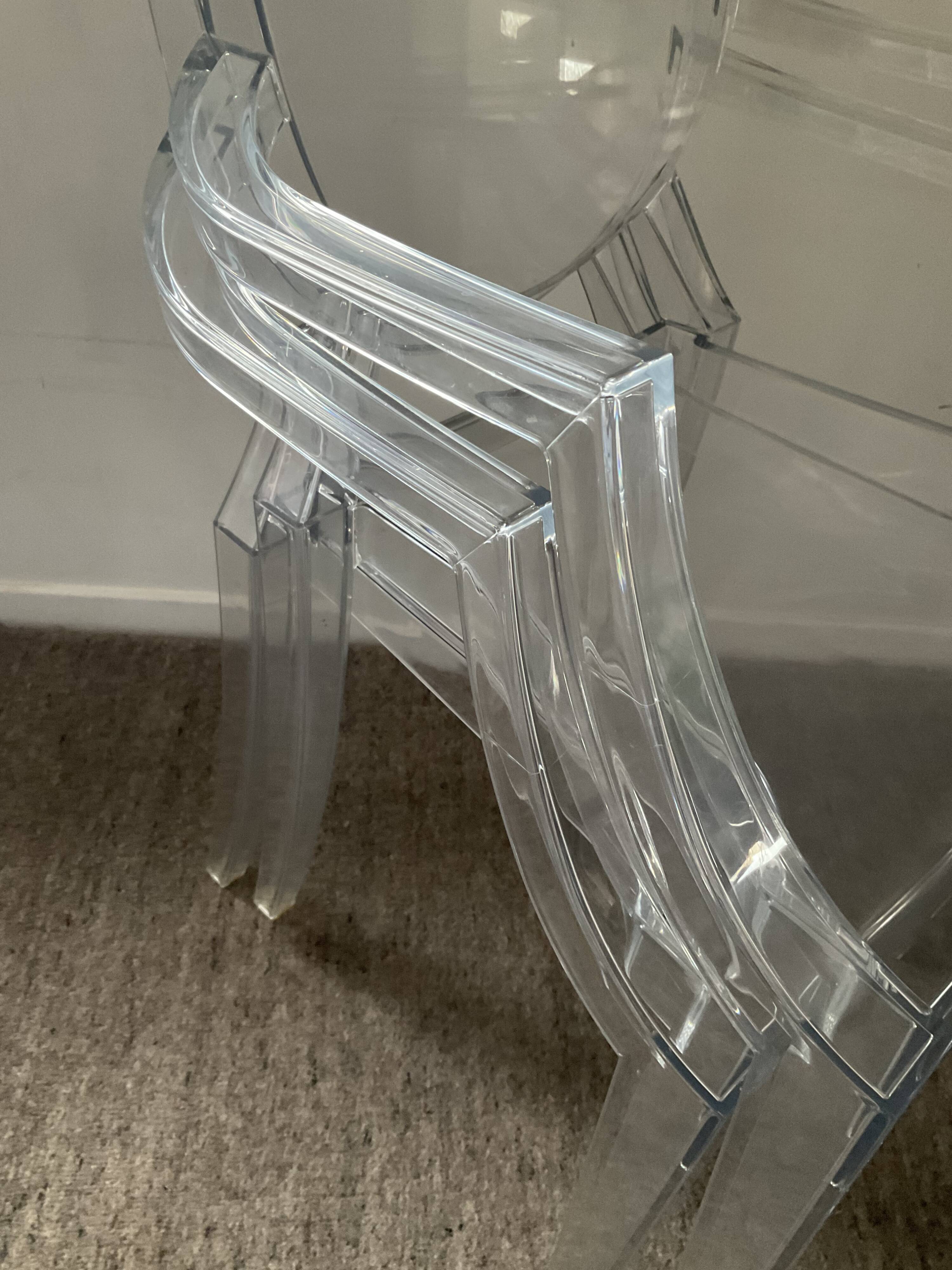 Ensemble Philippe Starck Kartell table à manger Top Top et 2 fauteuils Louis Ghost