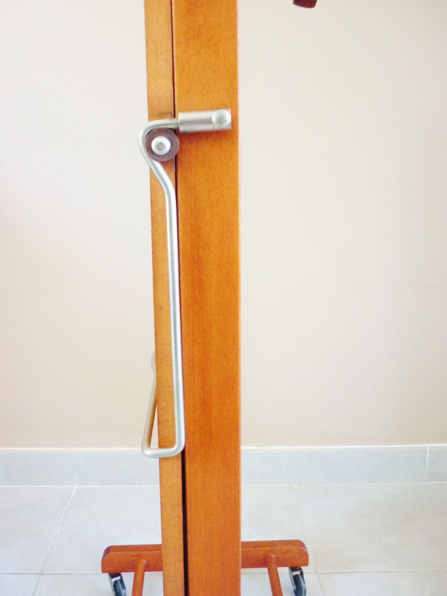 Wooden valet, signed Fratelli Reguitti, 60s, on wheels