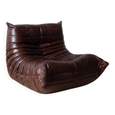 Fauteuil Togo en cuir brillant marron foncé