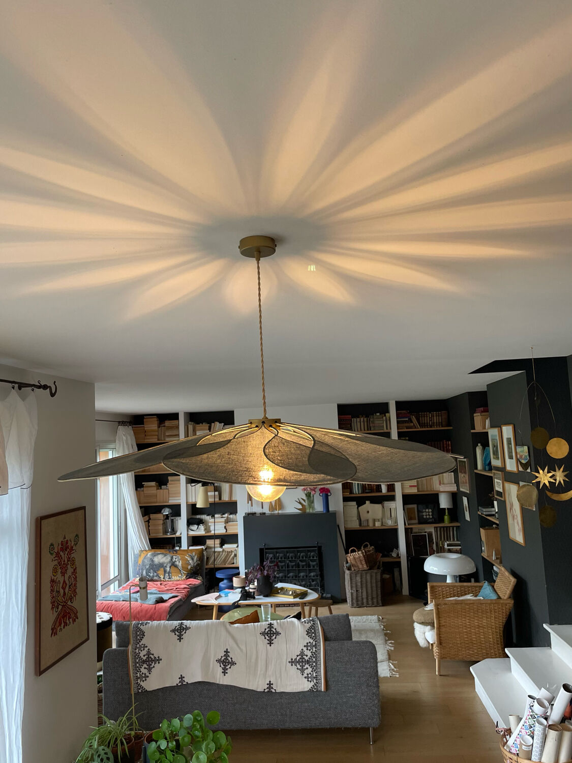 Floral pendant light in linen and rattan