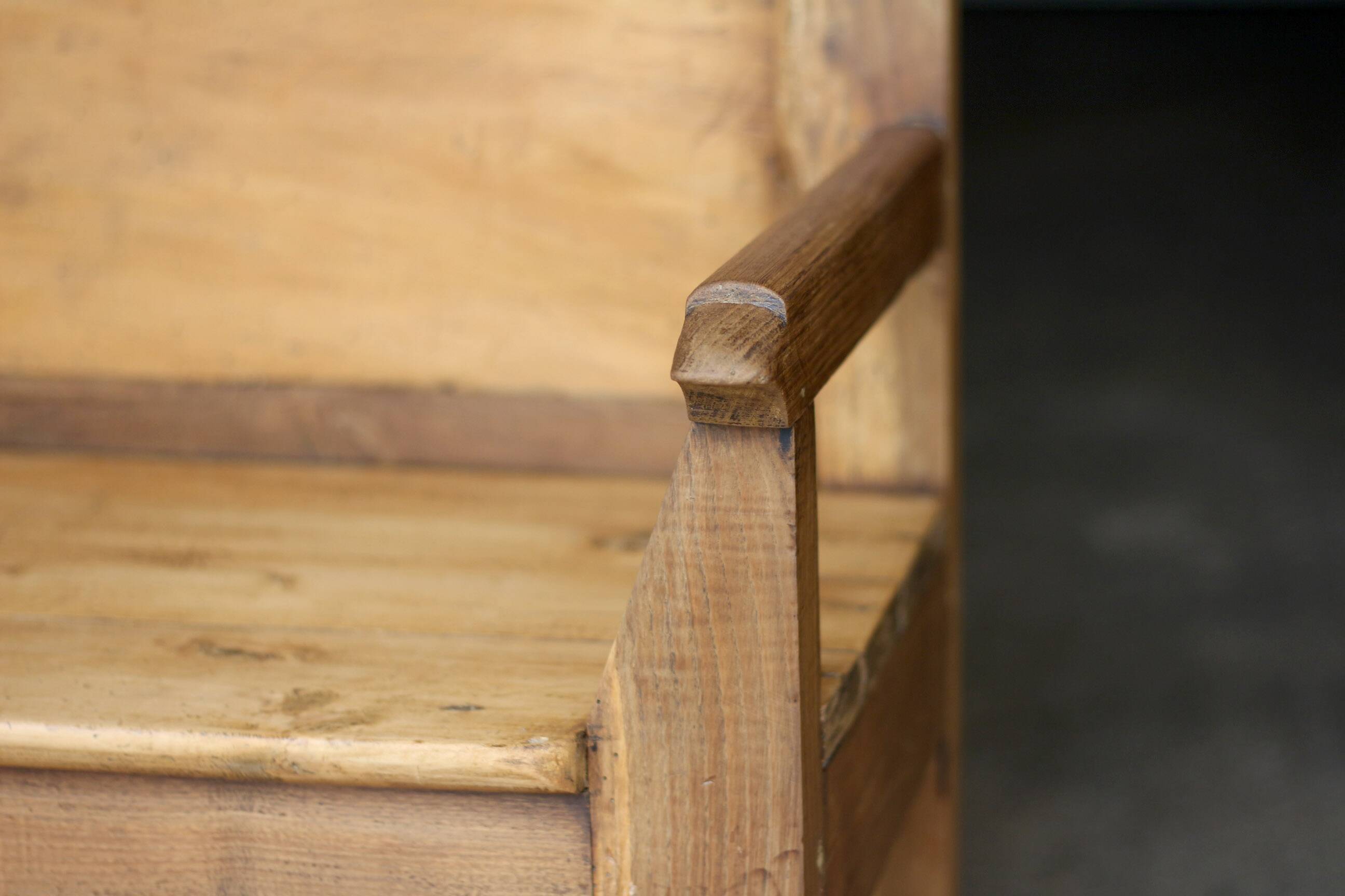 Adorable wooden sacristy bench in light wood. Late 19th century.