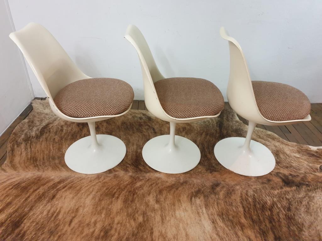 Chairs by Eero Saarinen, Knoll edition