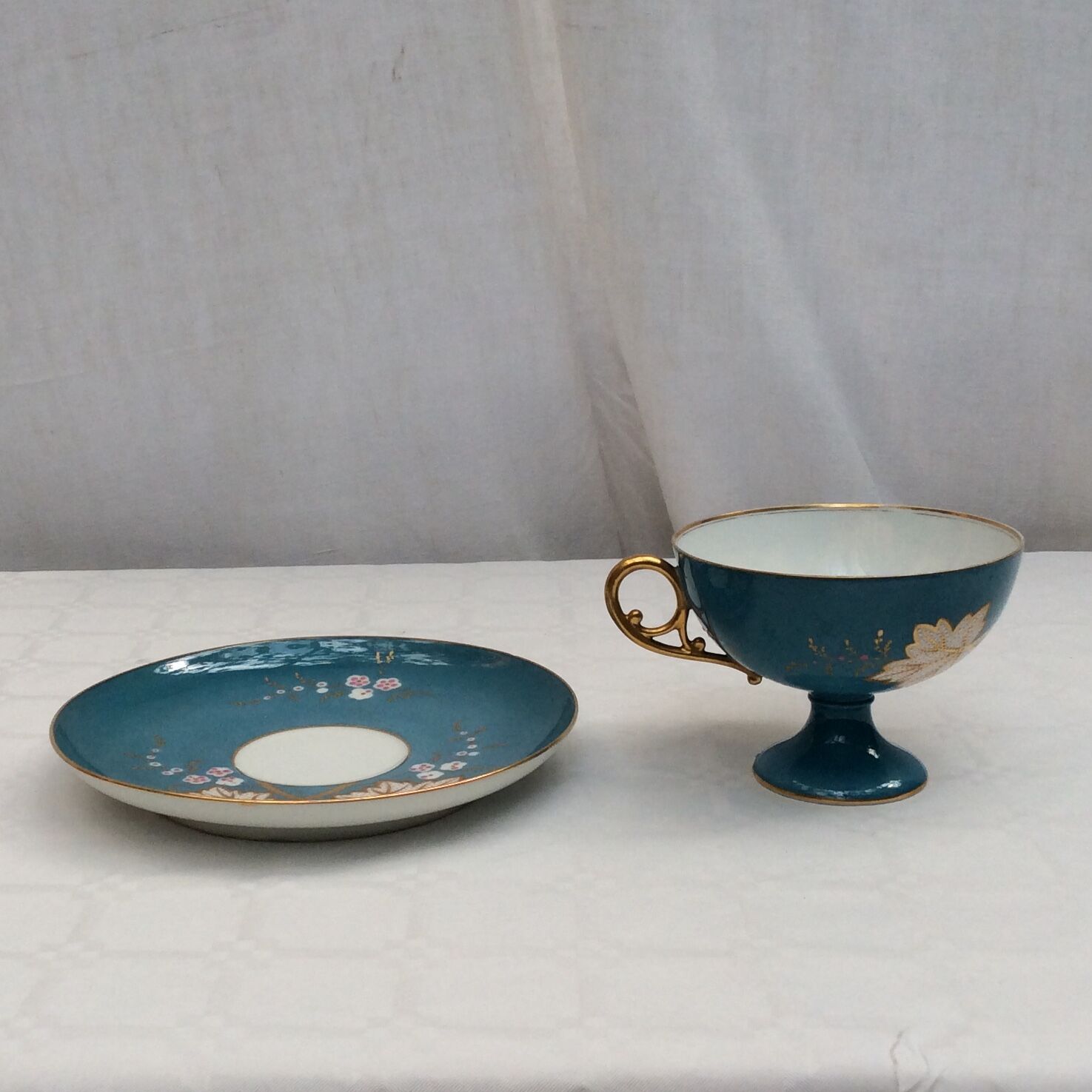 Ancienne tasse et soucoupe à chocolat en porcelaine de Paris Dimension : hauteur -8,5cm- D-11,5cm-