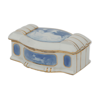 Boite en porcelaine de Limoges à décor aux émaux