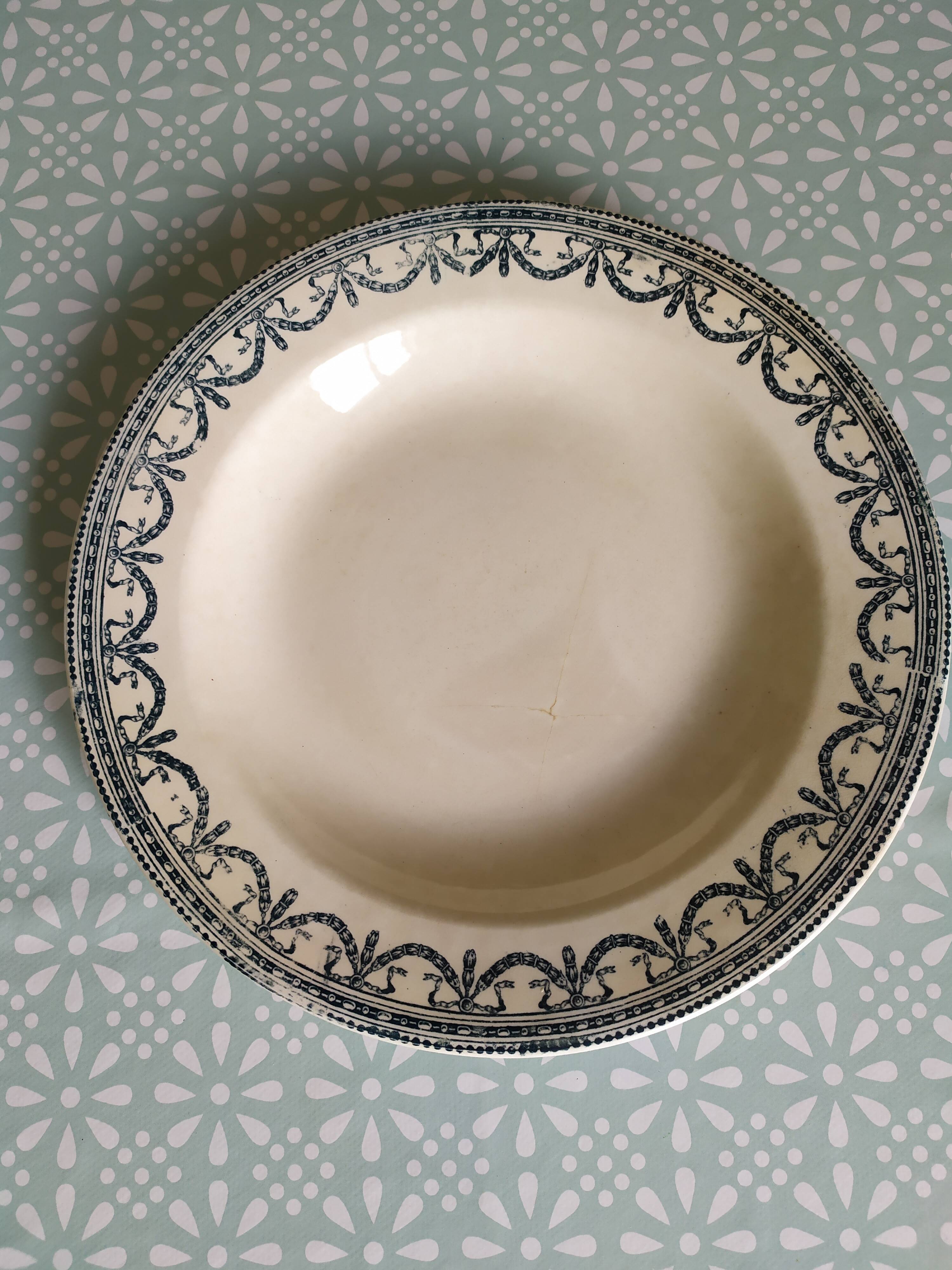Set of 2 plates Terre de Fer Salins model garland louis XVI