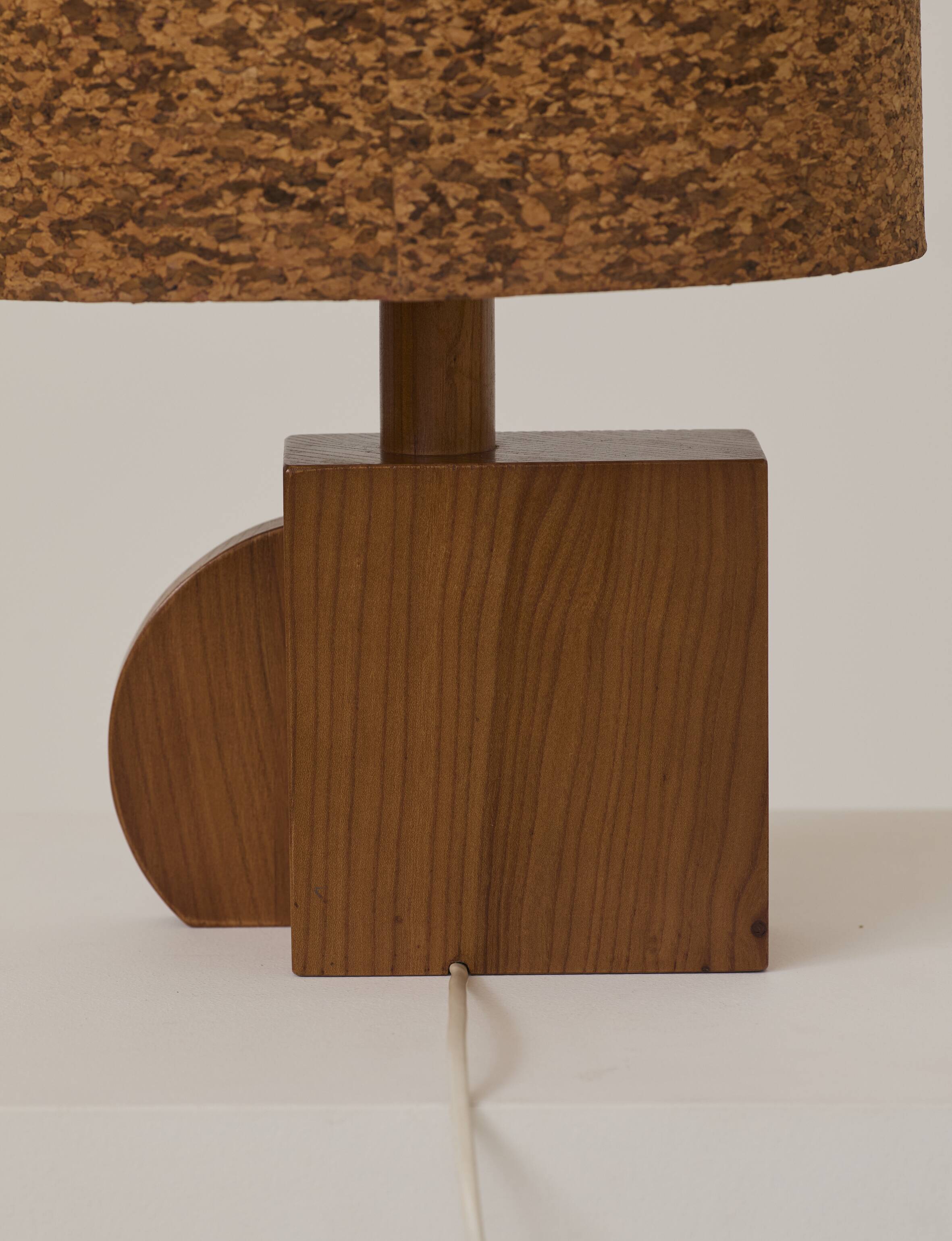 Paire de lampes artisanales en chêne massif et abat-jour en liège, circa 1970