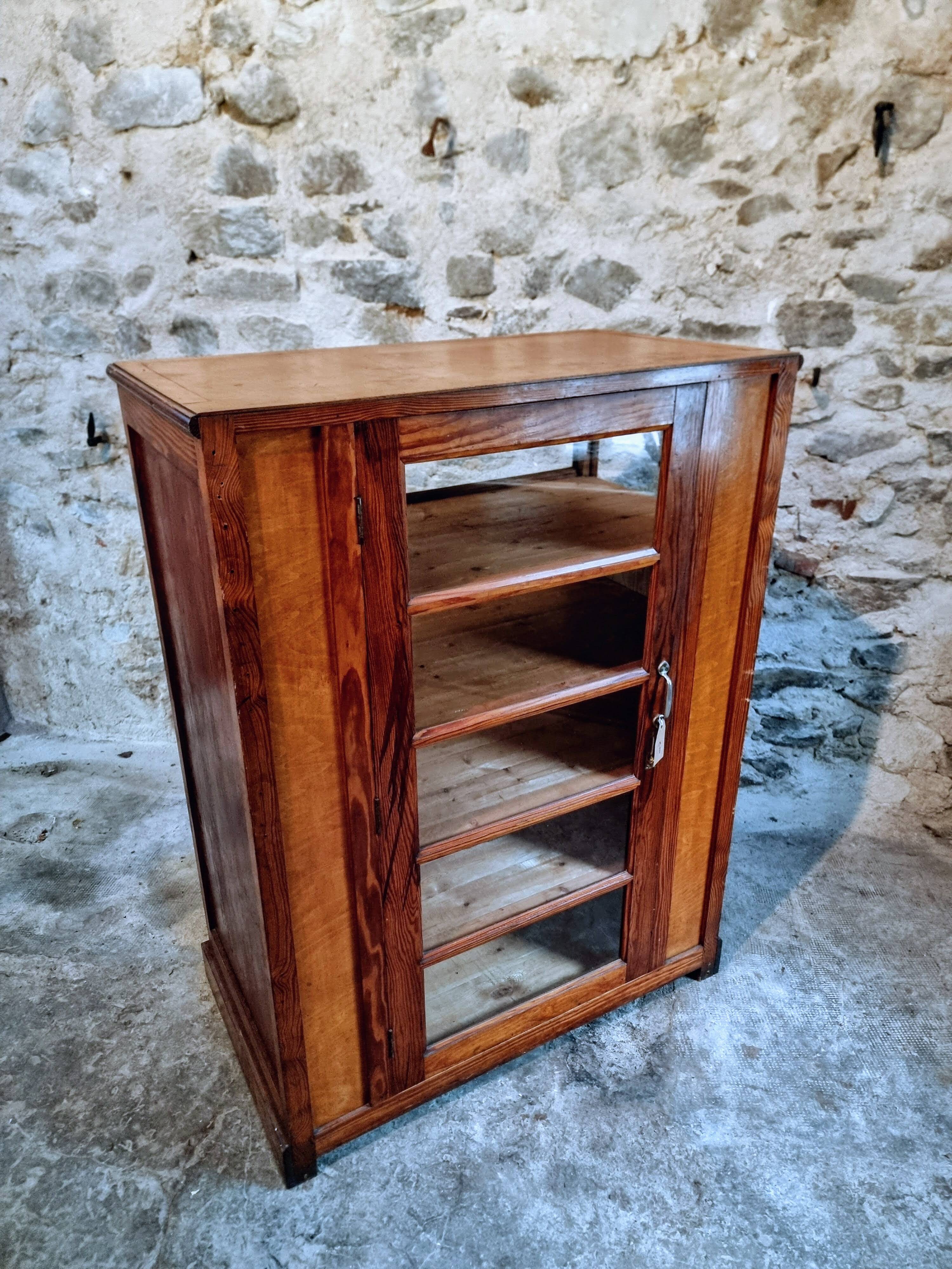 Antique shop display cabinet – Pine wood – 1920s/30s – On wheels