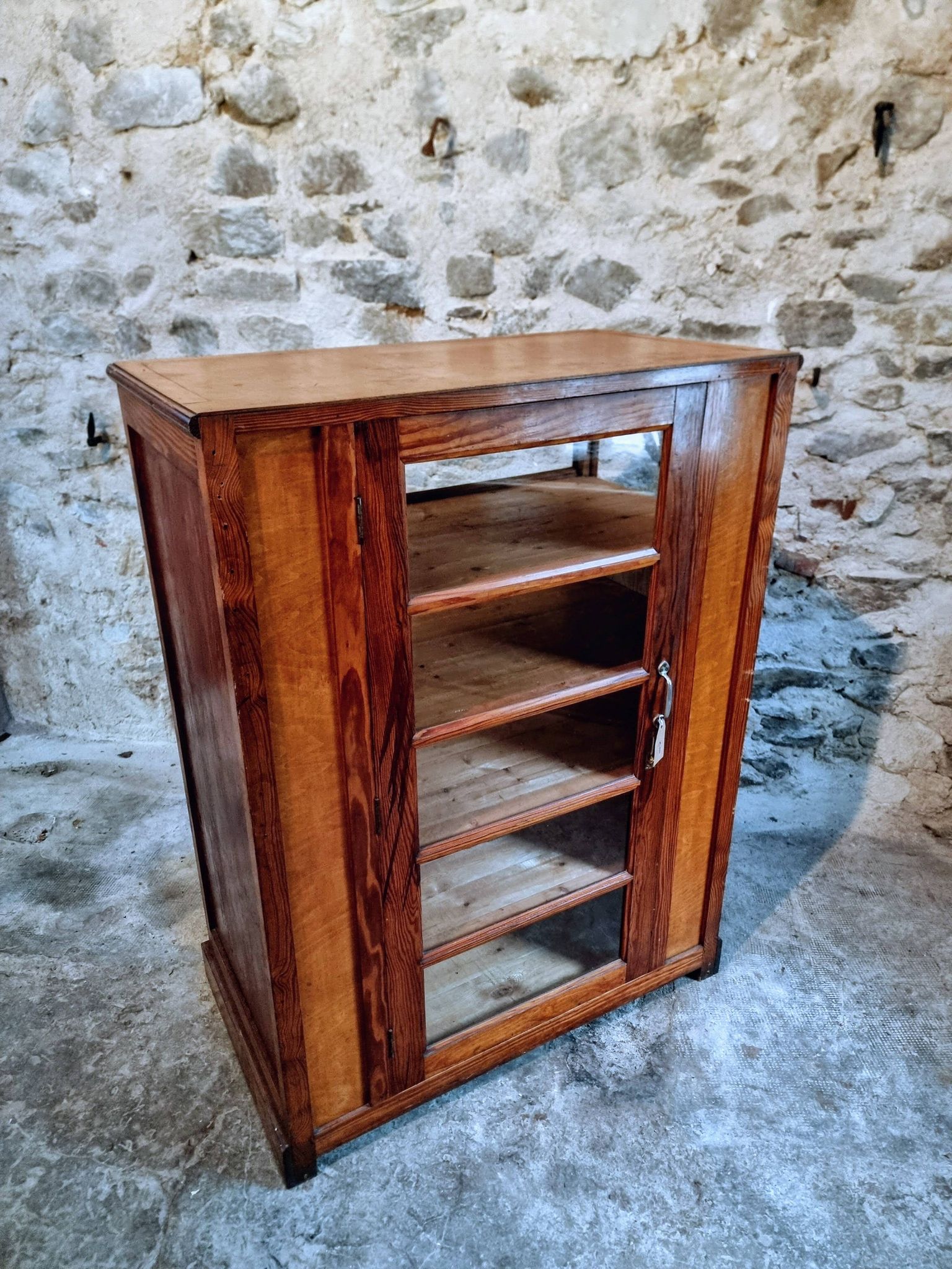 Antique shop display cabinet – Pine wood – 1920s/30s – On wheels