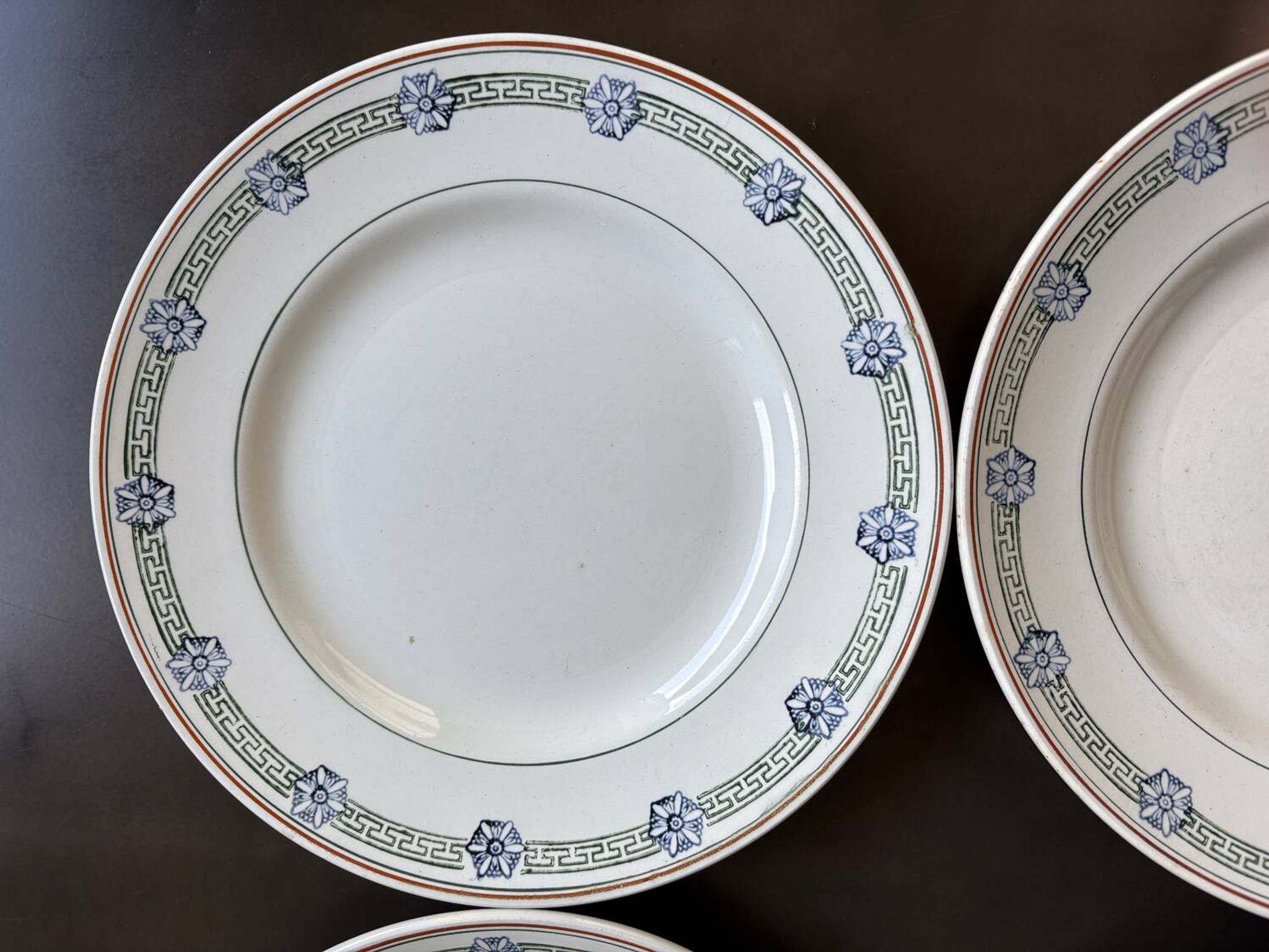 4 assiettes plates St Amand terre de fer