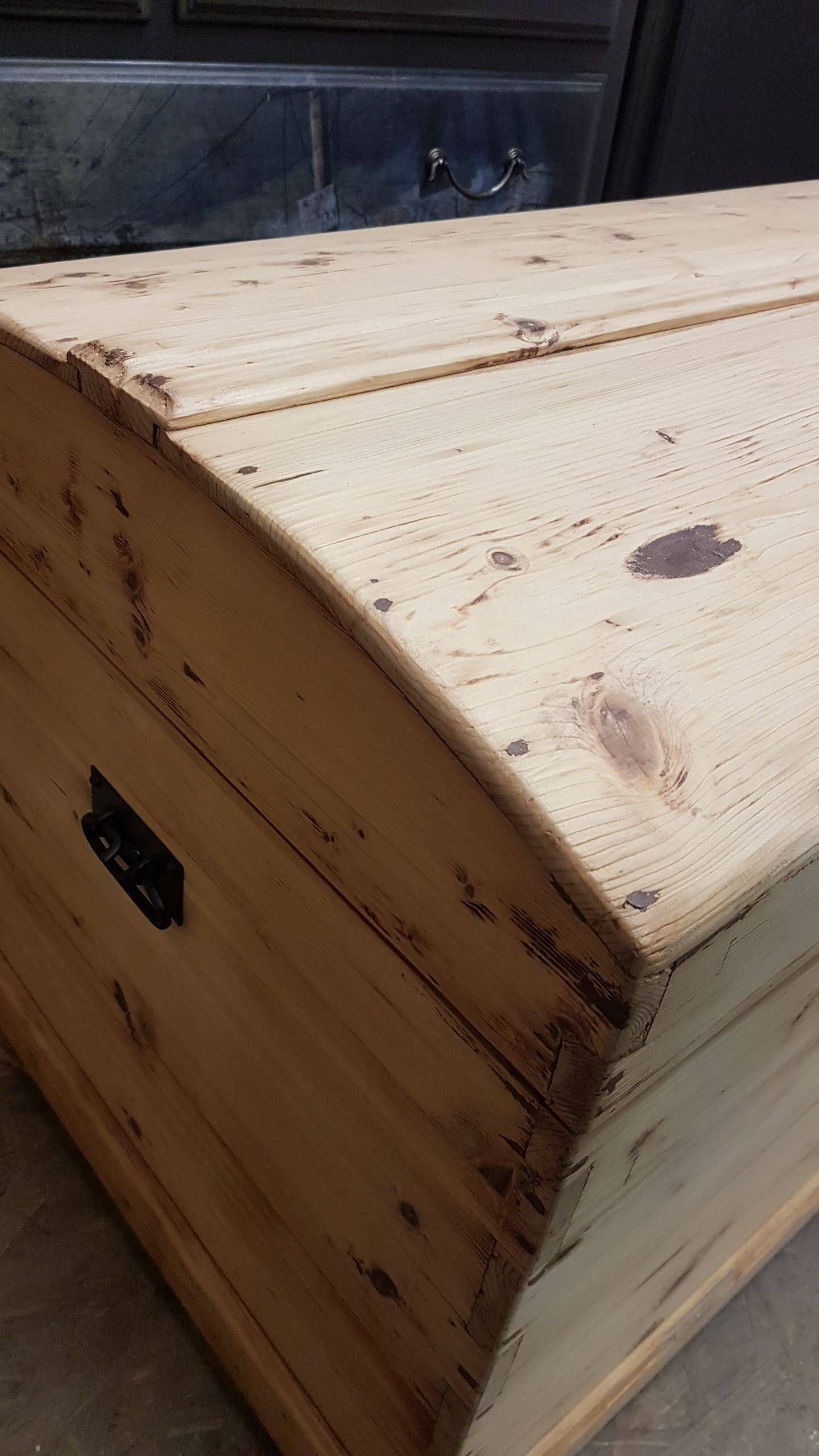 Old curved travel trunk, in pine, stripped 98x60x65