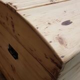 Old curved travel trunk, in pine, stripped 98x60x65