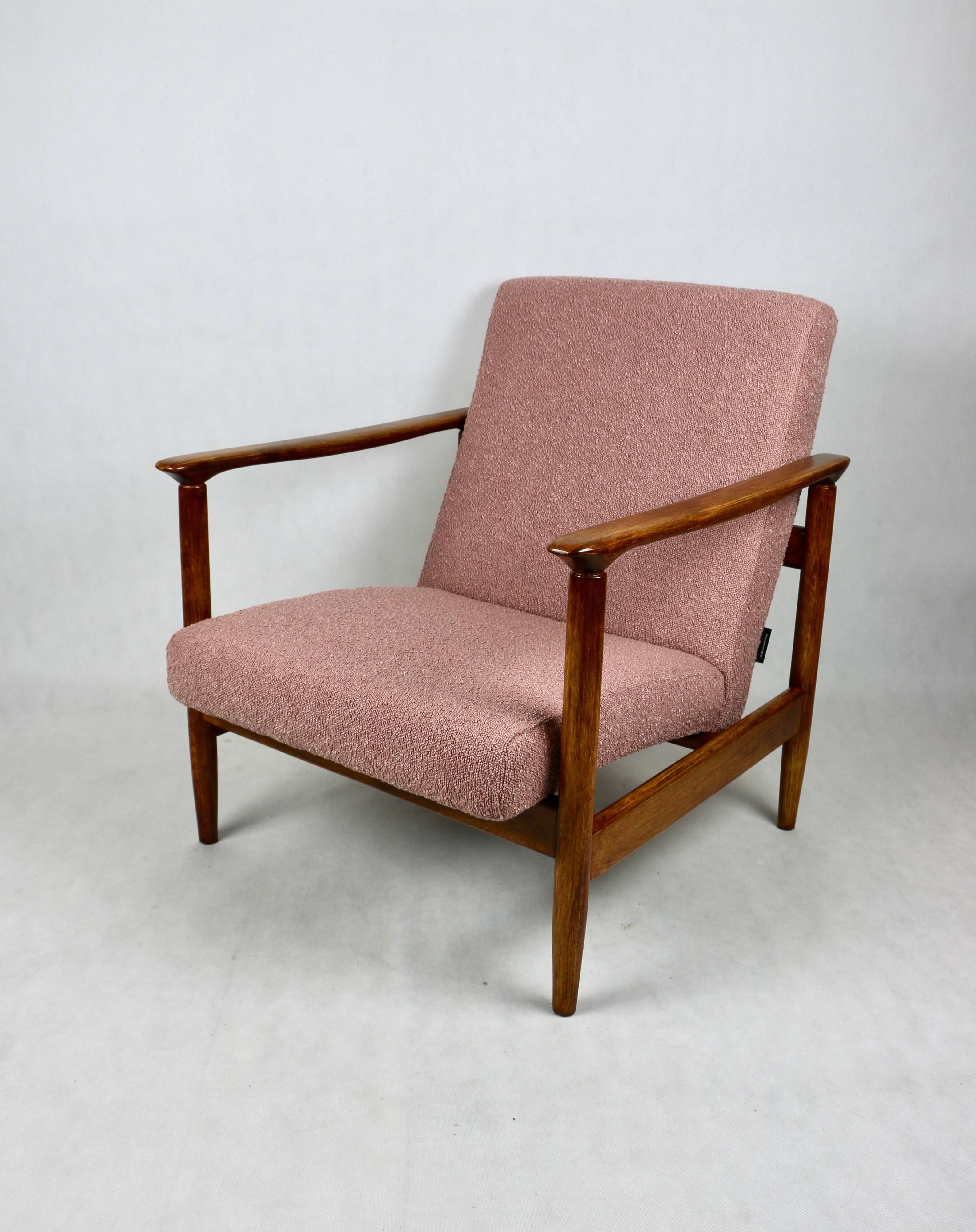 Fauteuil GFM-142 conçu par Edmund Homa des années 70, en bouclé rose - 2 pièces disponibles.