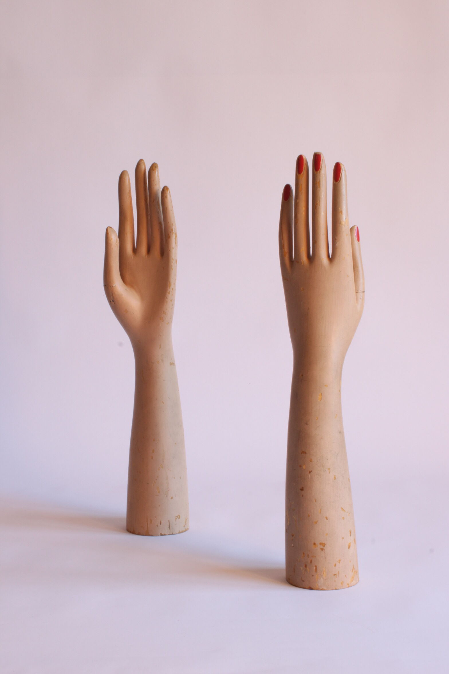 Gants en bois présentoirs de mannequins, années 1930, ensemble de 2.