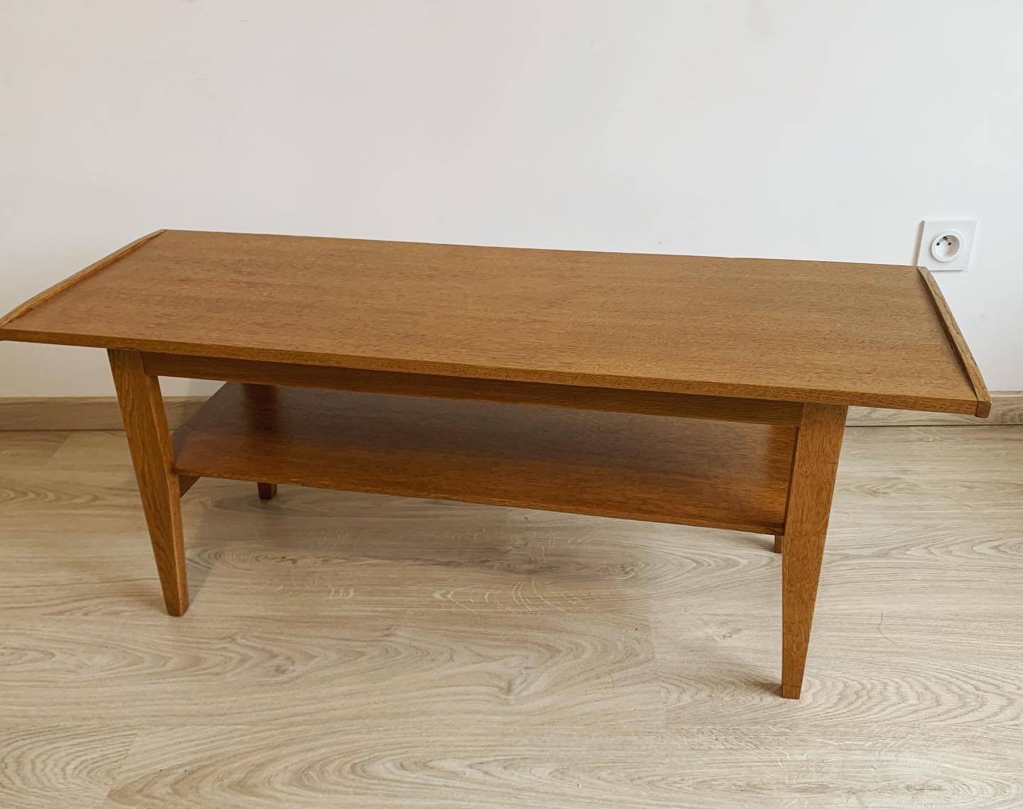 Table basse vintage en bois.