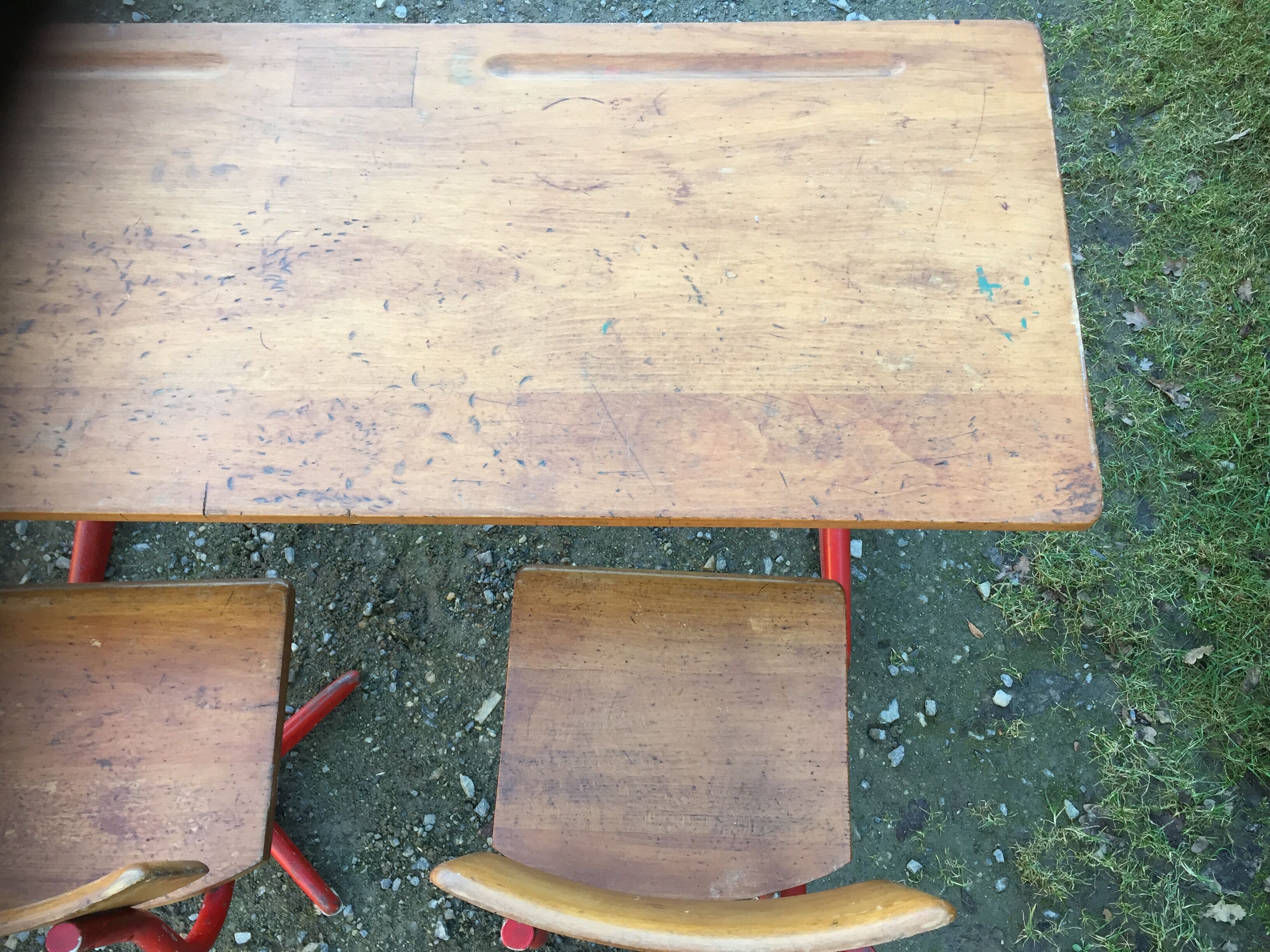 Vintage children's desk 2 places wood and metal with its 2 chairs.