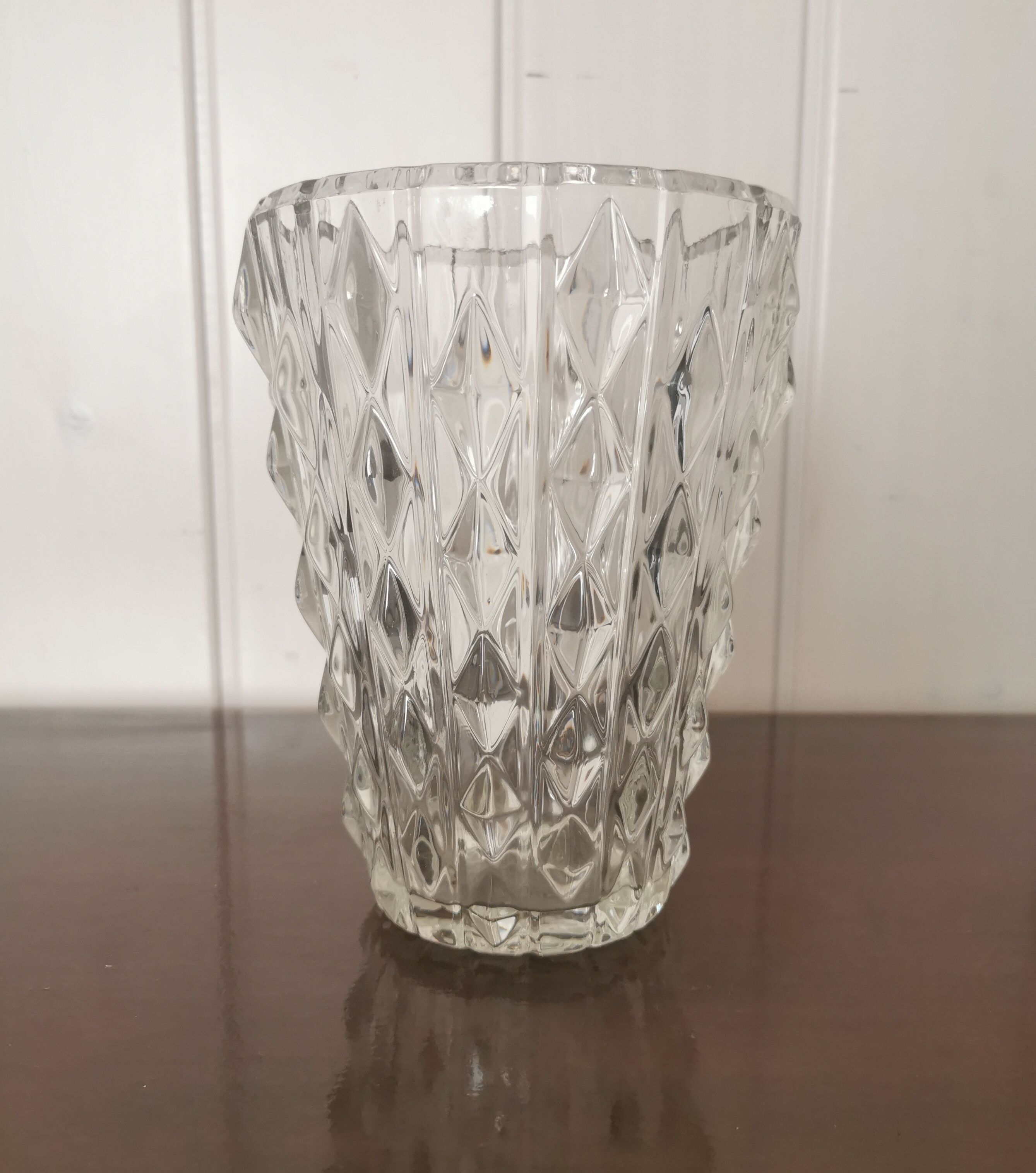 Glass vase diamond pattern in relief