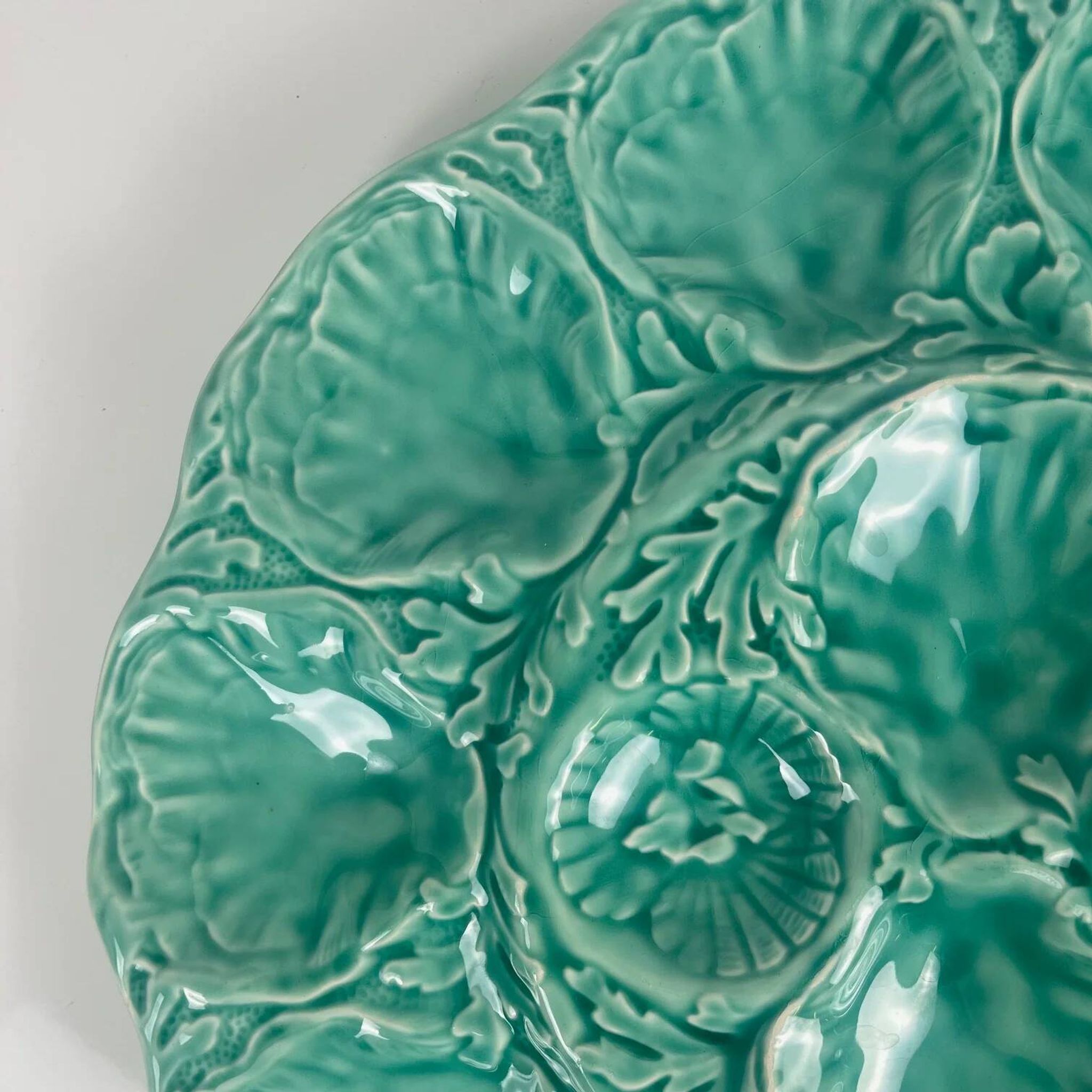 Large oyster plate Gien, slipware, turquoise, 1960-70