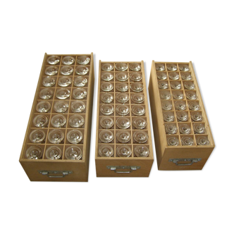 Service de 72 verres à pied "arcoroc" modèle normandie avec caisses de transport en bois