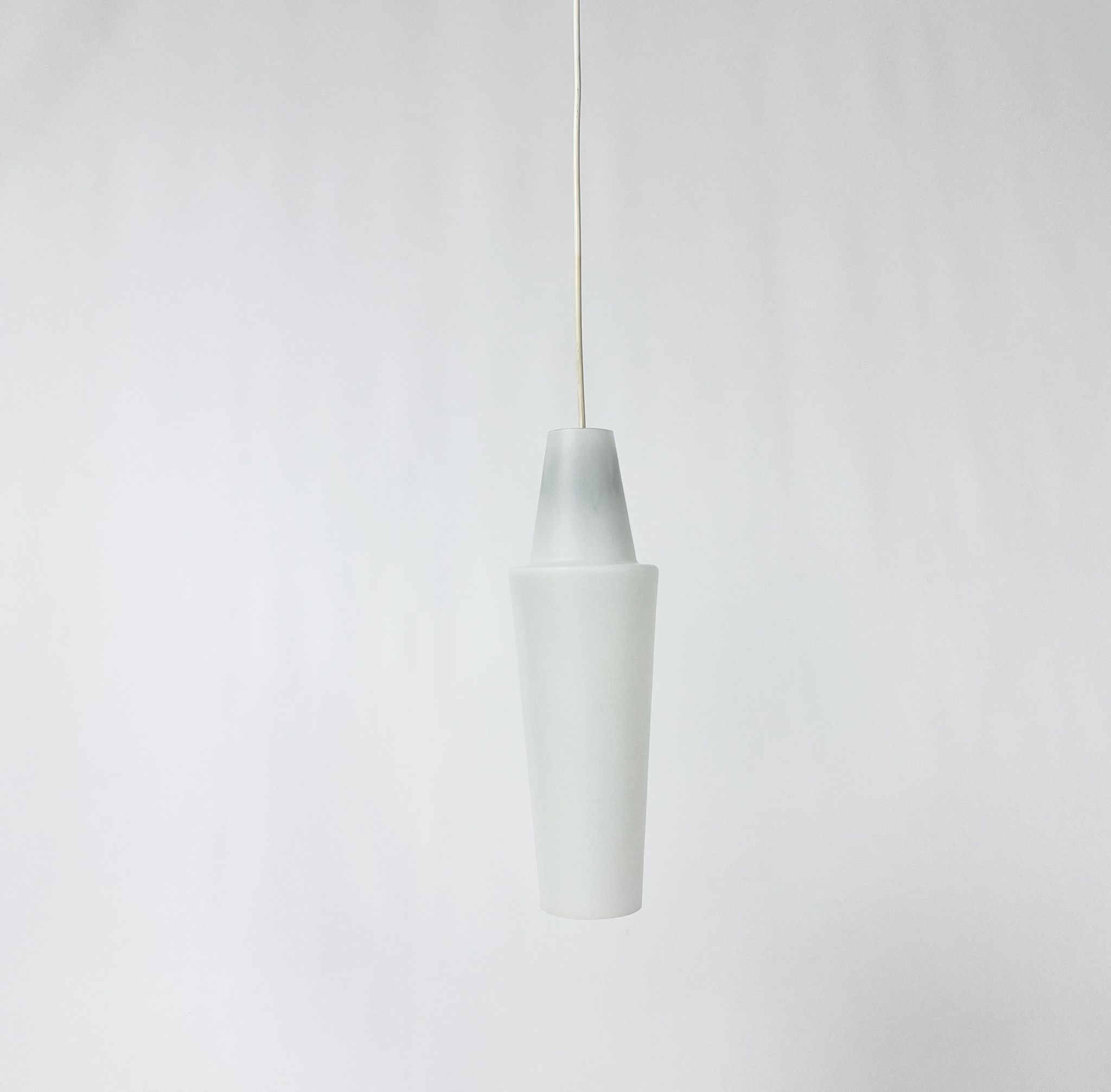 Ensemble de 2 calices en verre opalin du milieu du siècle, 1960