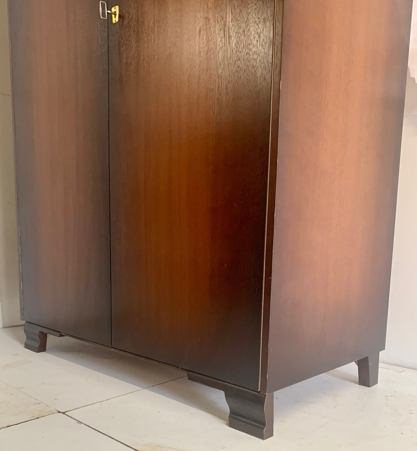 Armoire vintage pieds compas